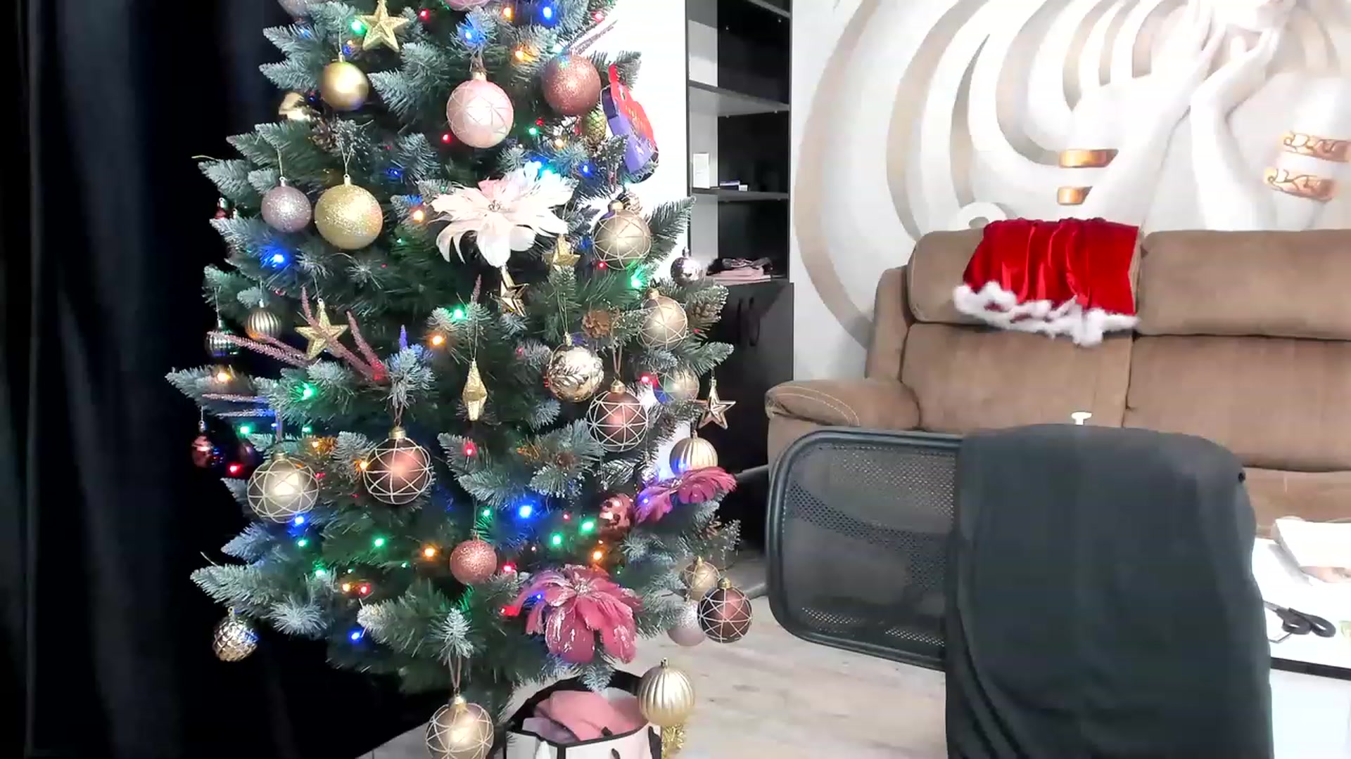 Gallery image thumbnail from HaleySweet18's myfreecams stream on, 12/19/2022, 03:35 image 8 of 20