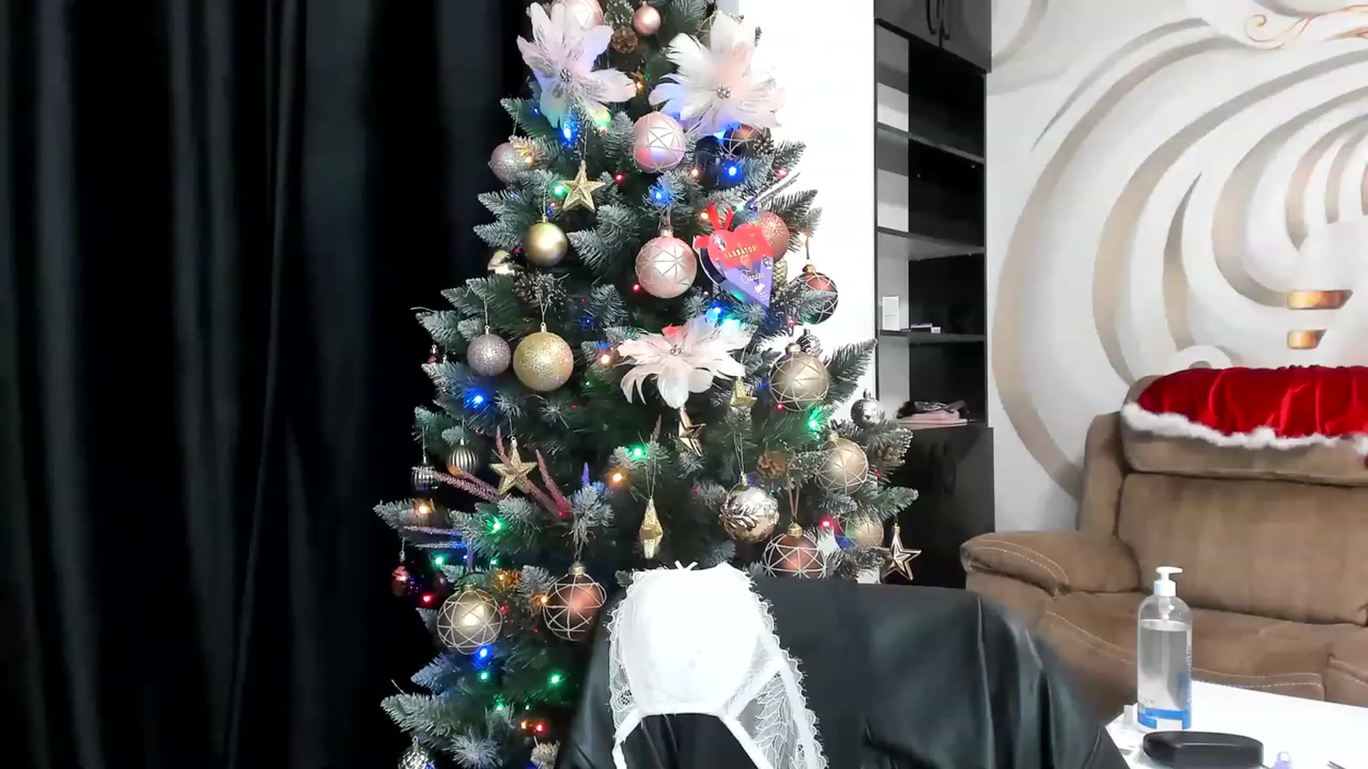Gallery image thumbnail from HaleySweet18's myfreecams stream on, 12/21/2022, 24:08 image 3 of 20