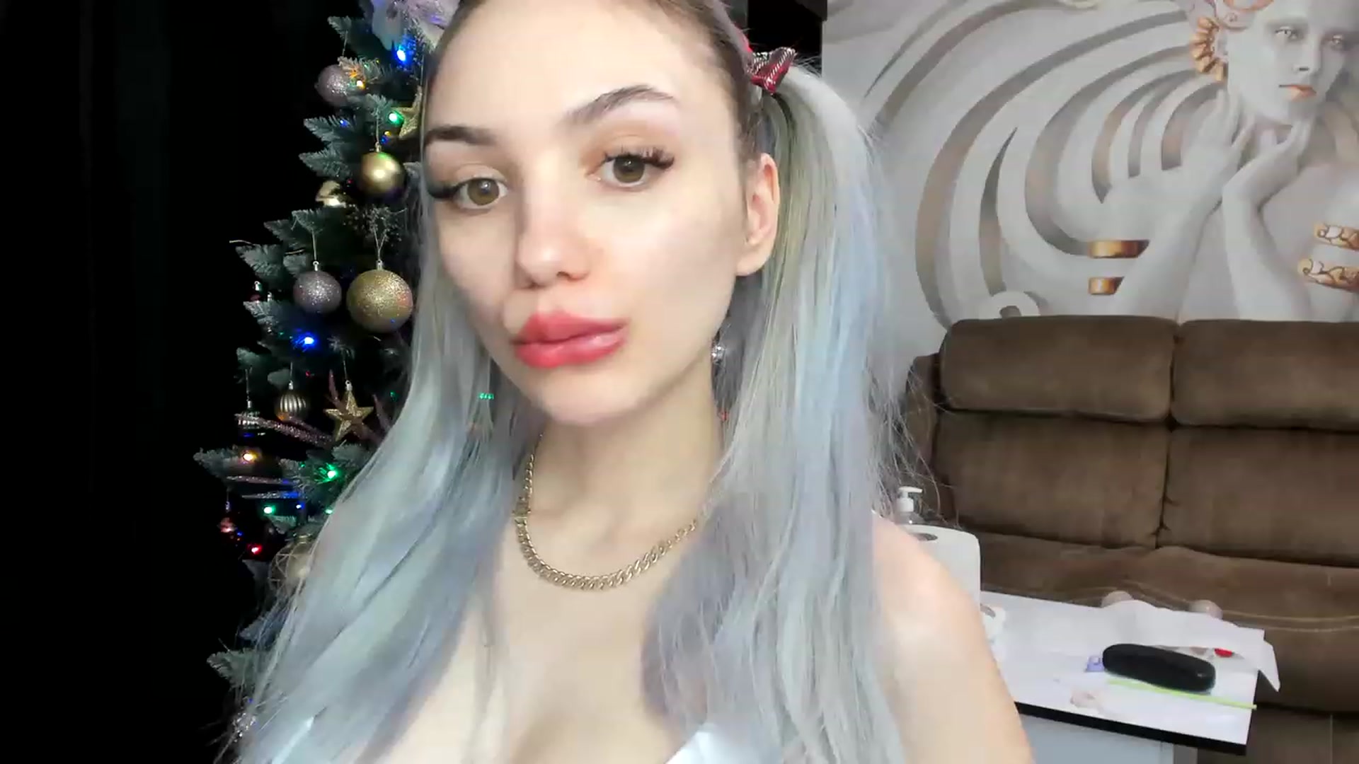 Gallery image thumbnail from HaleySweet18's myfreecams stream on, 01/03/2023, 02:49 image 12 of 20