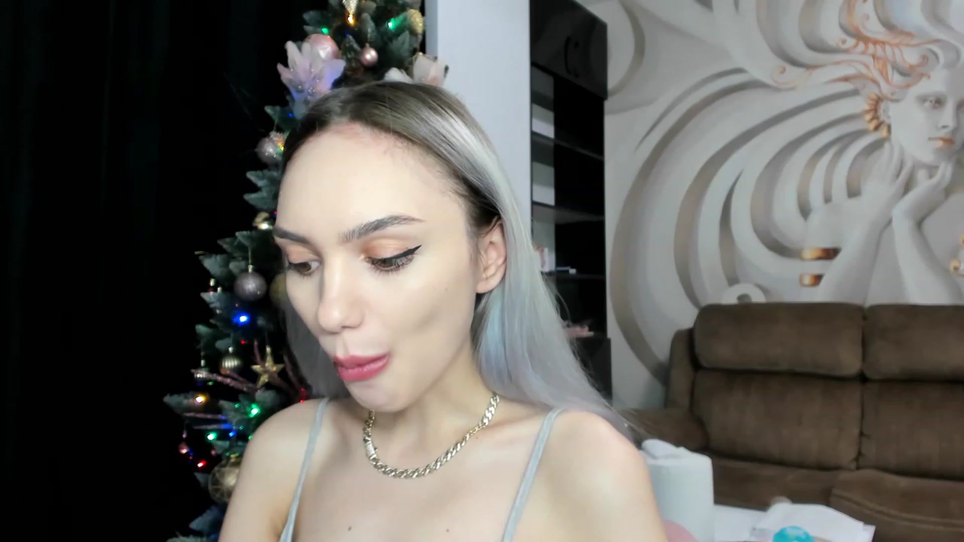 Gallery image thumbnail from HaleySweet18's myfreecams stream on, 01/11/2023, 24:25 image 10 of 20