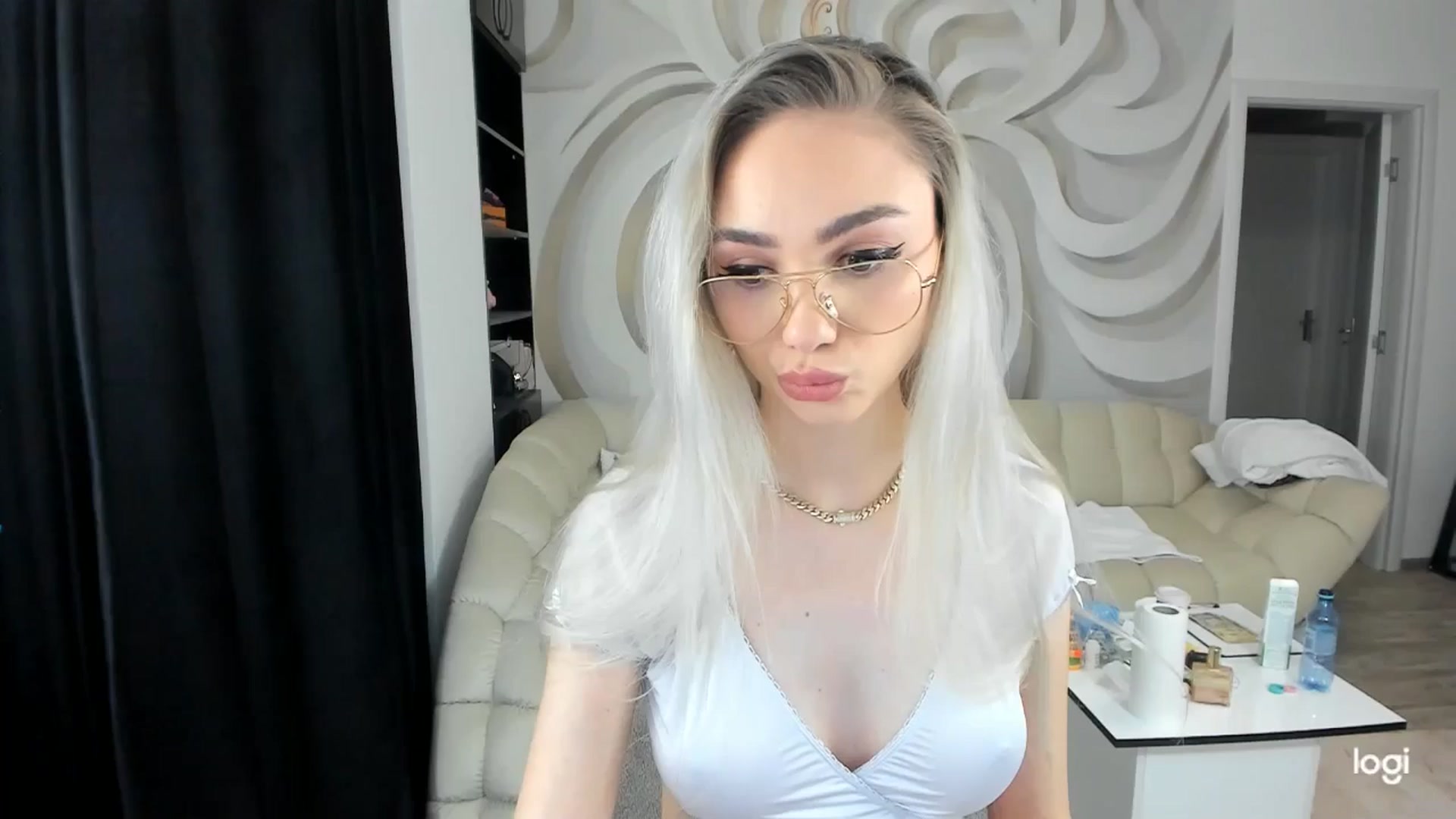 Gallery image thumbnail from HaleySweet18's myfreecams stream on, 06/03/2024, 23:14 image 1 of 20