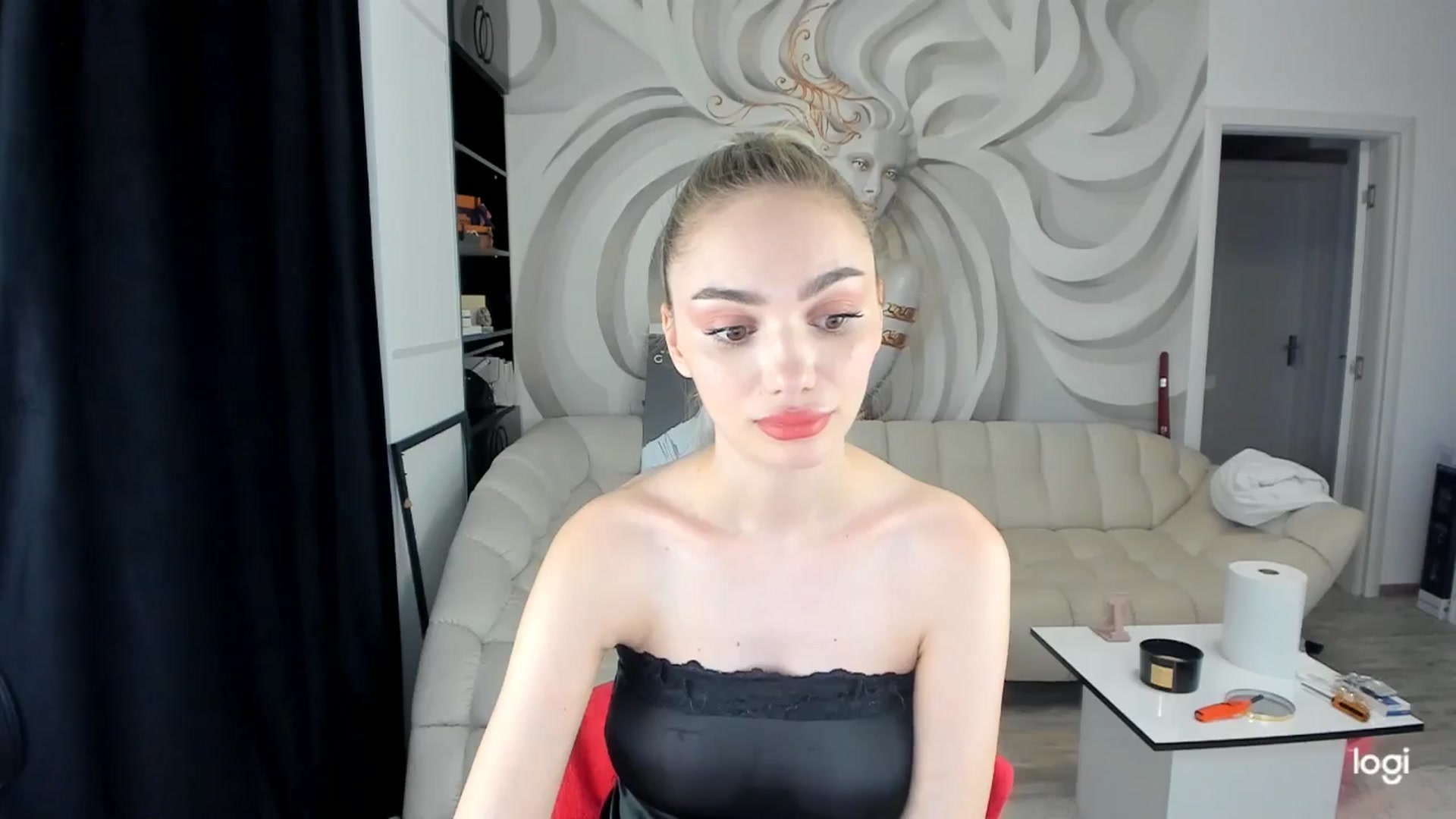 Gallery image thumbnail from HaleySweet18's myfreecams stream on, 04/02/2025, 24:23 image 4 of 20