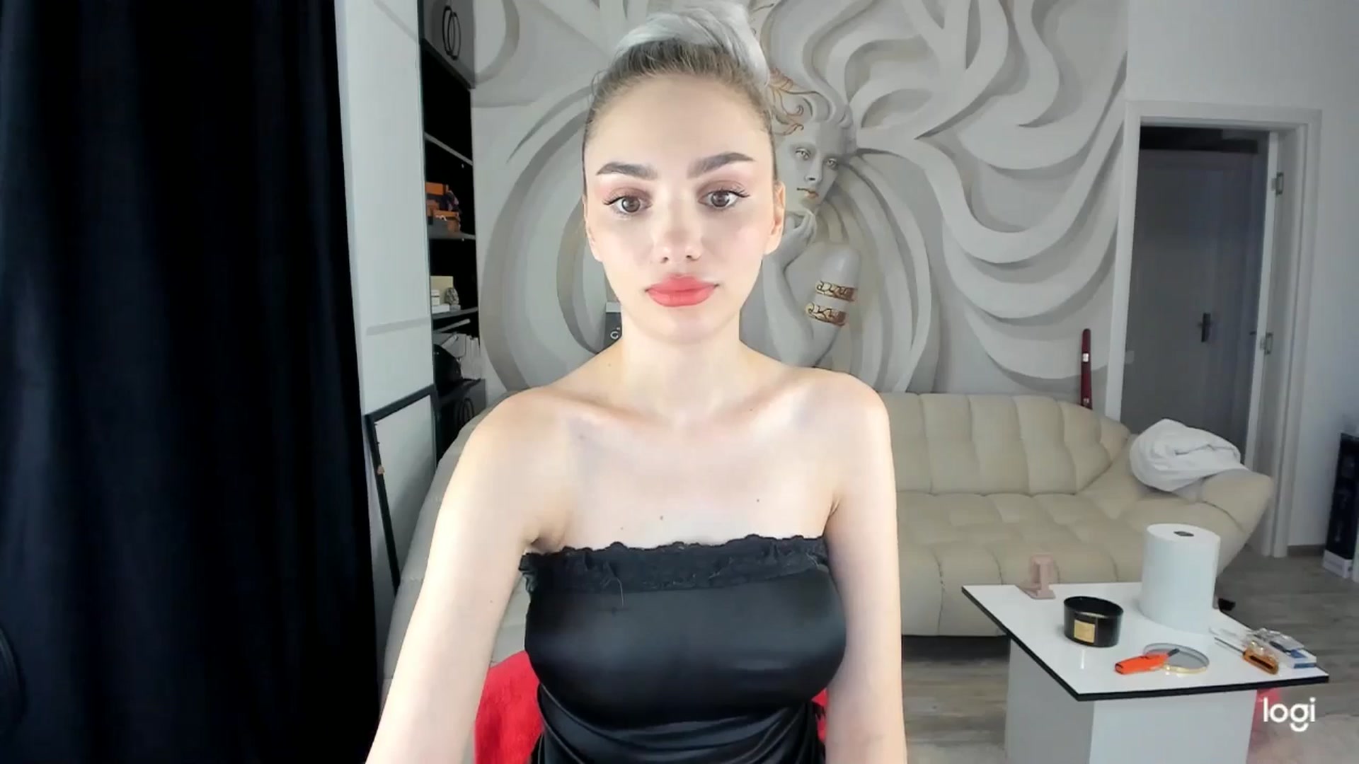 Gallery image thumbnail from HaleySweet18's myfreecams stream on, 04/02/2025, 24:23 image 16 of 20