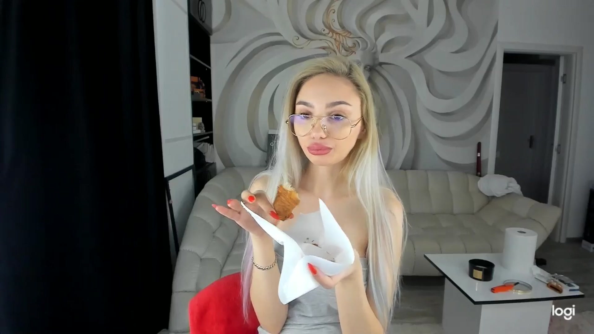Gallery image thumbnail from HaleySweet18's myfreecams stream on, 04/03/2025, 03:19 image 10 of 20