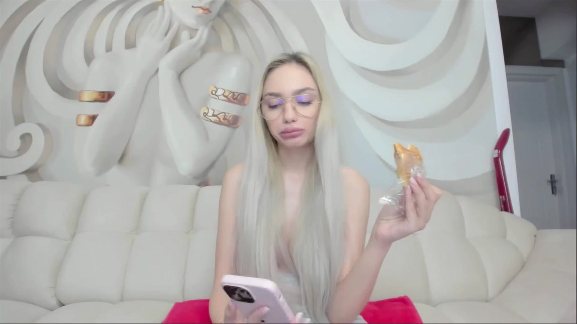 Gallery image thumbnail from HaleySweet18's myfreecams stream on, 05/05/2025, 24:54 image 4 of 20