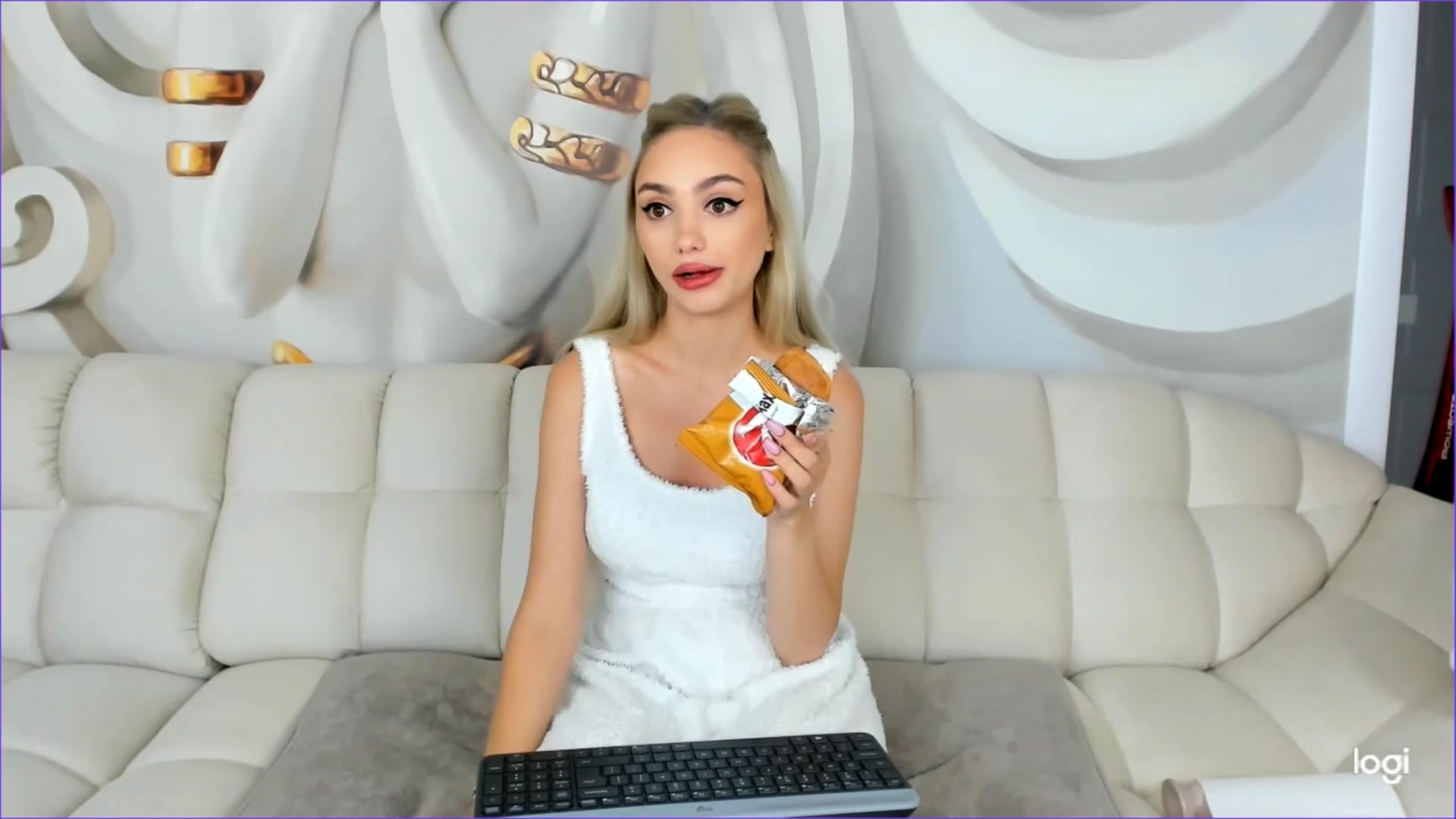 Gallery image thumbnail from HaleySweet18's myfreecams stream on, 10/08/2025, 22:47 image 10 of 20