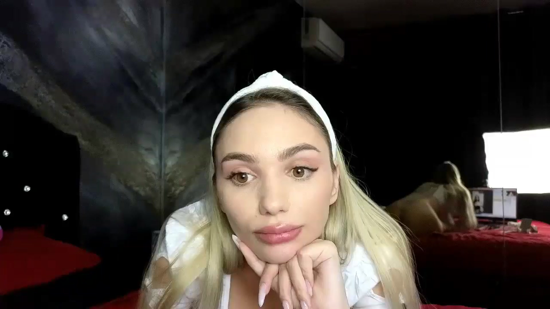 Gallery image thumbnail from HaleySweet18's myfreecams stream on, 12/10/2025, 24:59 image 3 of 20