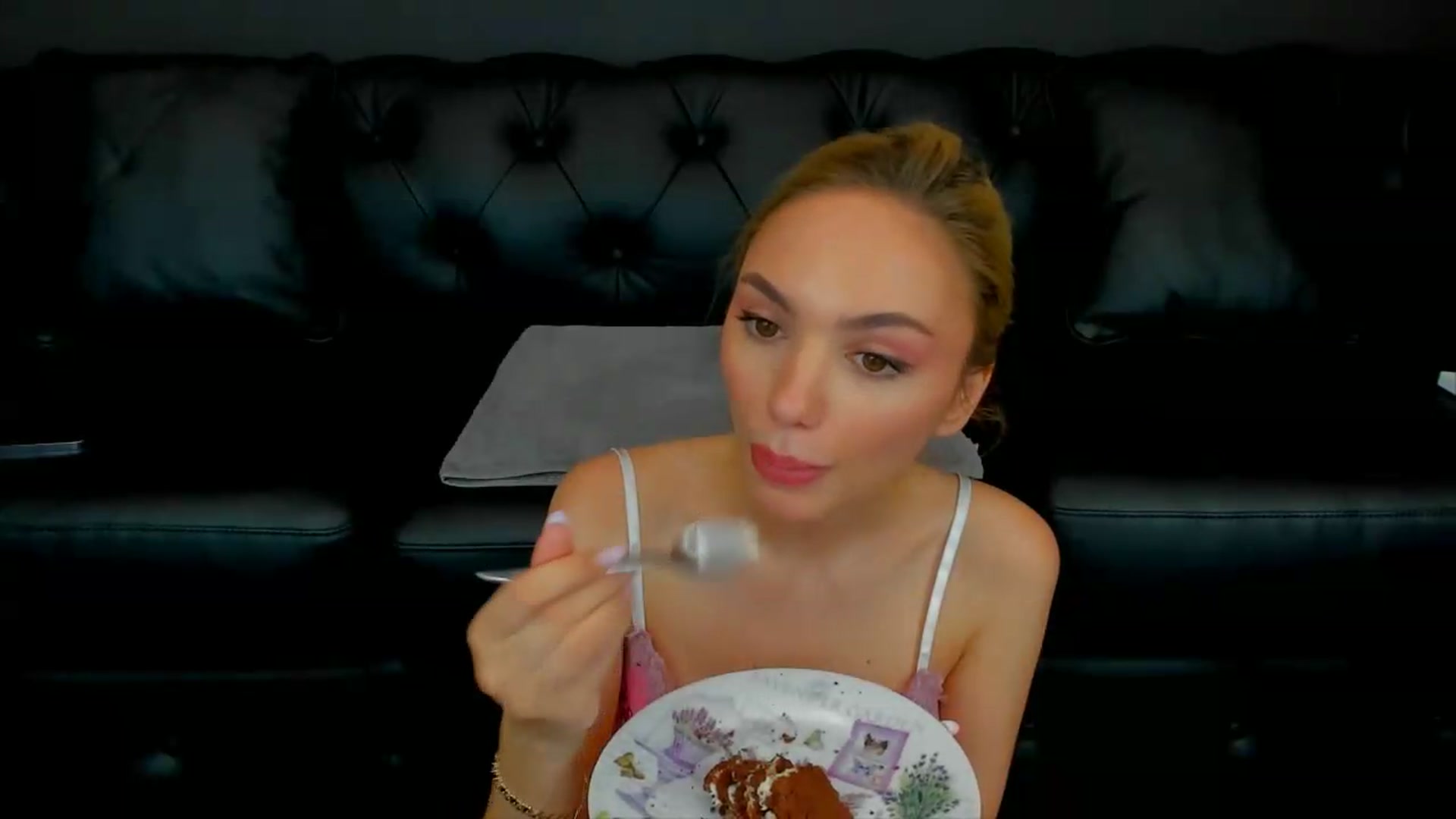 Gallery image thumbnail from HaleySweet18's myfreecams stream on, 06/20/2026, 21:57 image 17 of 20