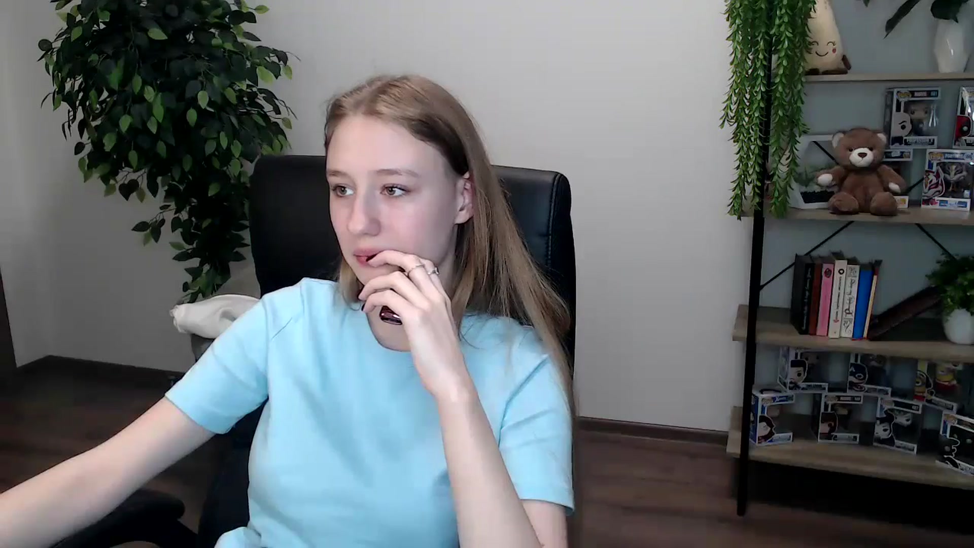 Gallery image thumbnail from HaleyVixen's myfreecams stream on, 11/15/2024, 13:22 image 13 of 20