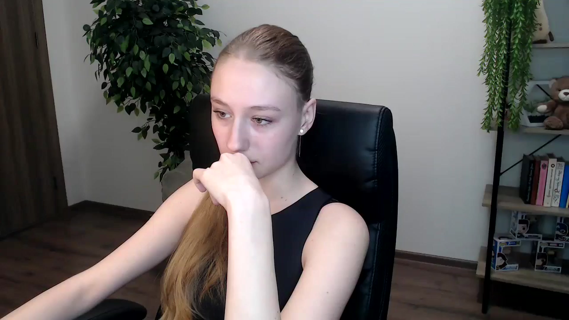 Gallery image thumbnail from HaleyVixen's myfreecams stream on, 11/16/2024, 09:29 image 1 of 20