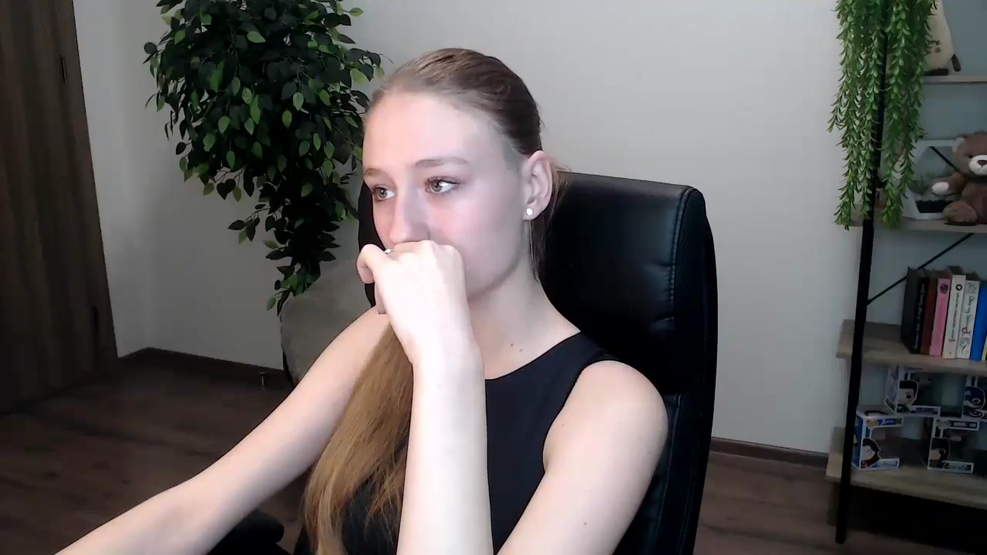 Gallery image thumbnail from HaleyVixen's myfreecams stream on, 11/16/2024, 09:29 image 3 of 20