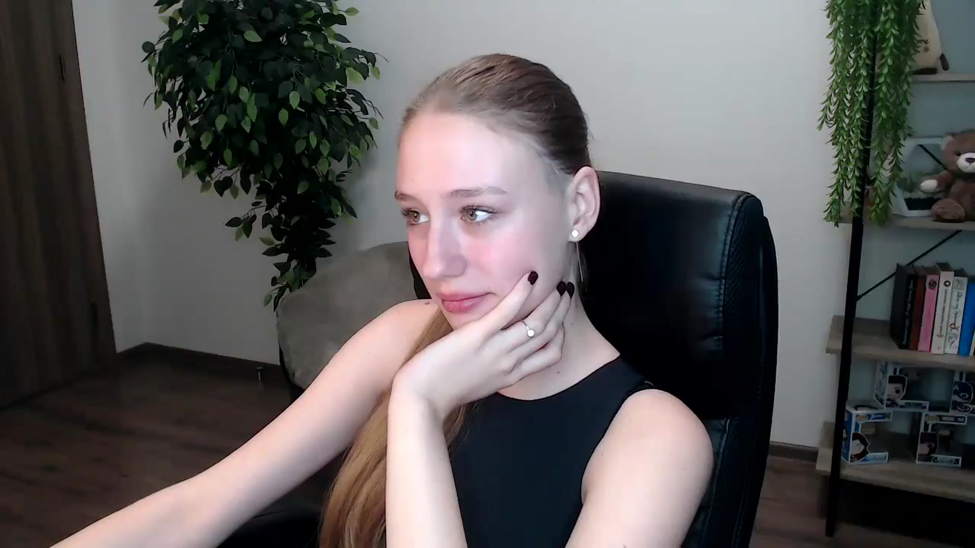 Gallery image thumbnail from HaleyVixen's myfreecams stream on, 11/16/2024, 09:29 image 18 of 20