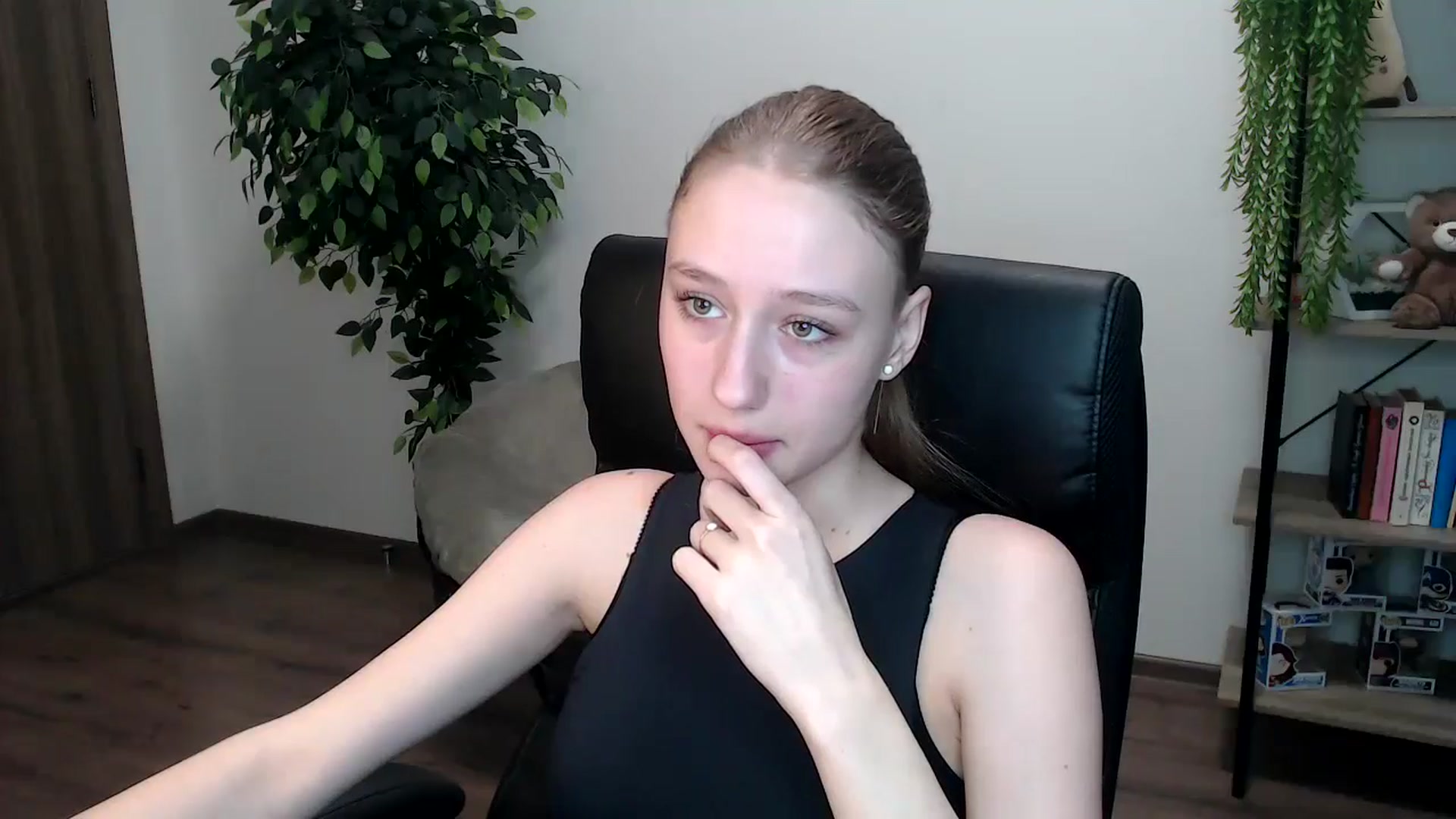 Gallery image thumbnail from HaleyVixen's myfreecams stream on, 11/16/2024, 10:59 image 13 of 20