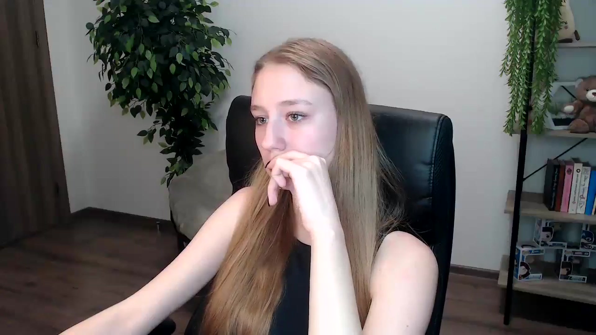 Gallery image thumbnail from HaleyVixen's myfreecams stream on, 11/16/2024, 11:55 image 9 of 20
