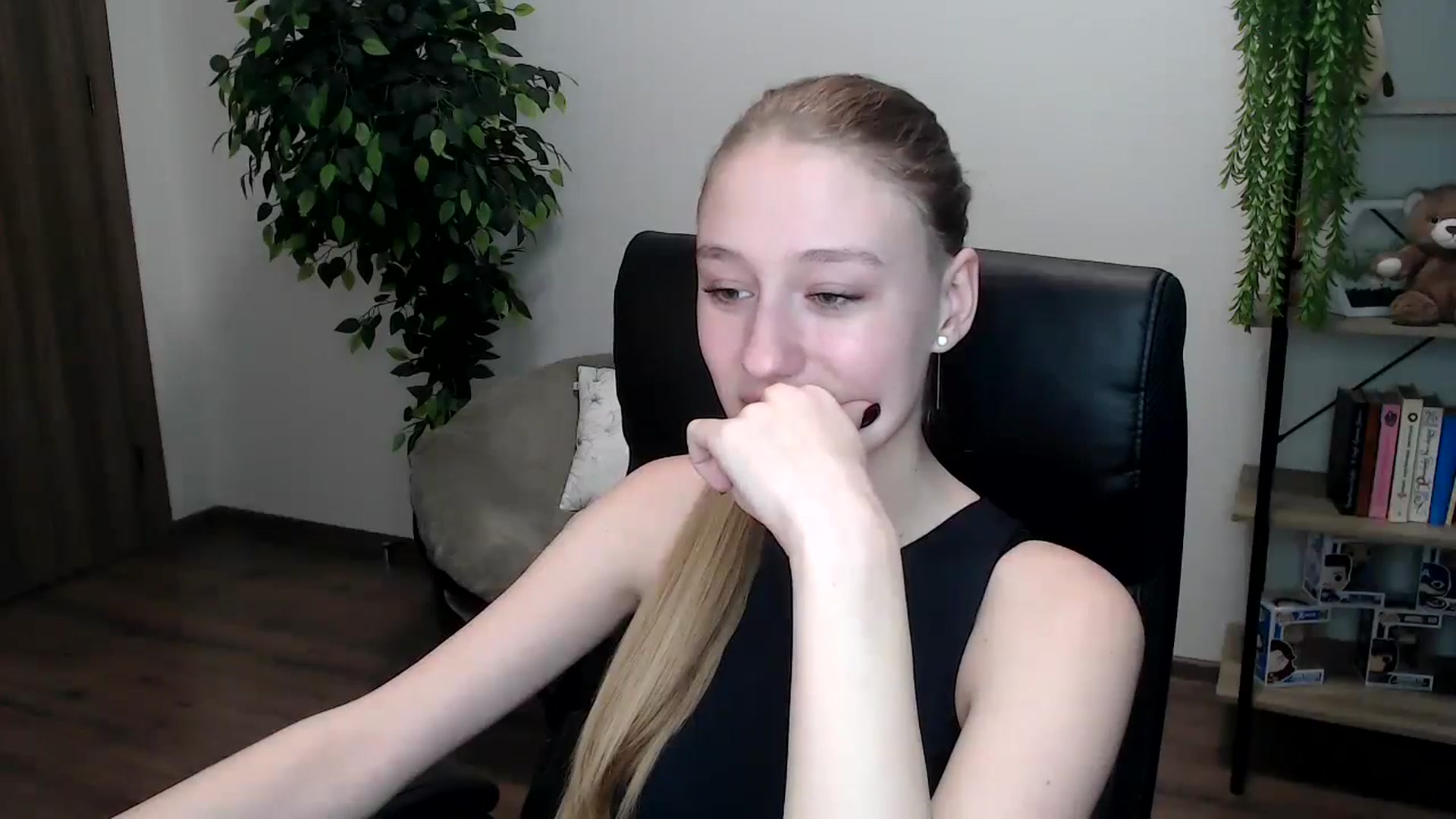 Gallery image thumbnail from HaleyVixen's myfreecams stream on, 11/16/2024, 13:01 image 12 of 20