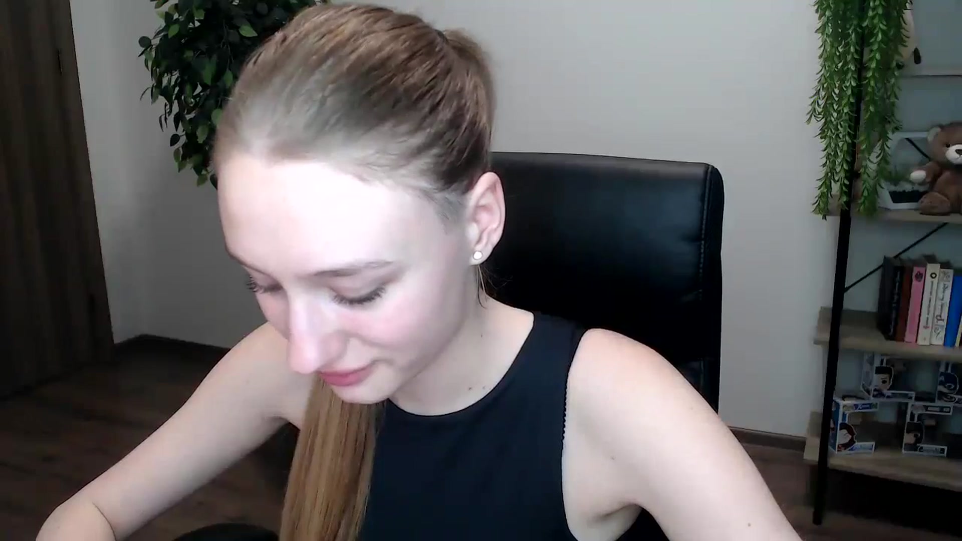 Gallery image thumbnail from HaleyVixen's myfreecams stream on, 11/16/2024, 13:01 image 13 of 20