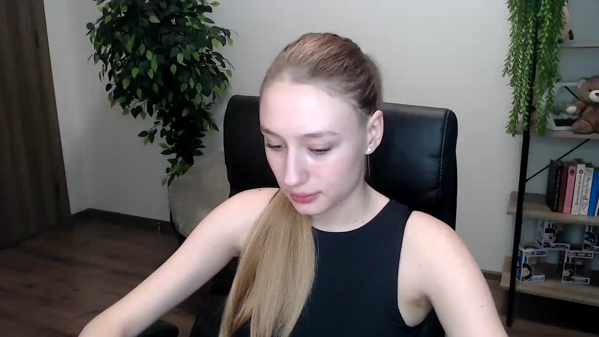Gallery image thumbnail from HaleyVixen's myfreecams stream on, 11/16/2024, 13:01 image 10 of 20