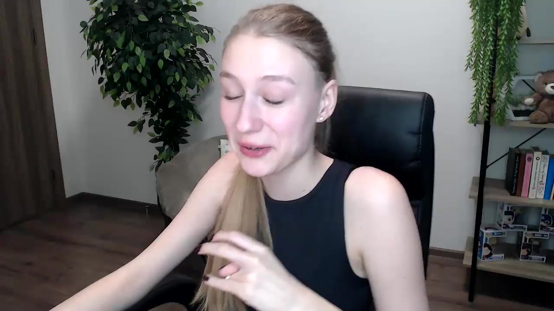 Gallery image thumbnail from HaleyVixen's myfreecams stream on, 11/16/2024, 13:49 image 13 of 20