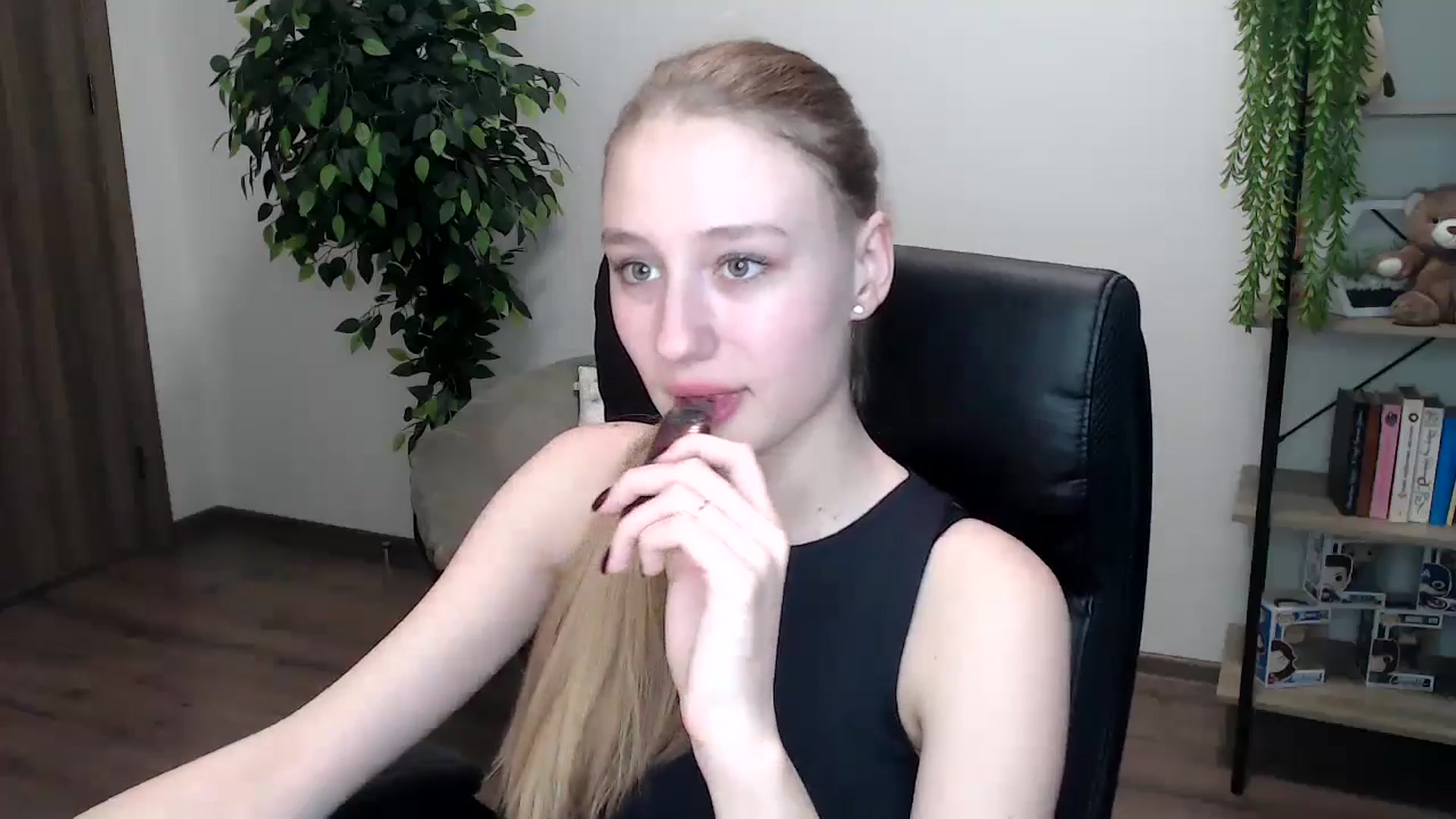 Gallery image thumbnail from HaleyVixen's myfreecams stream on, 11/16/2024, 13:49 image 3 of 20