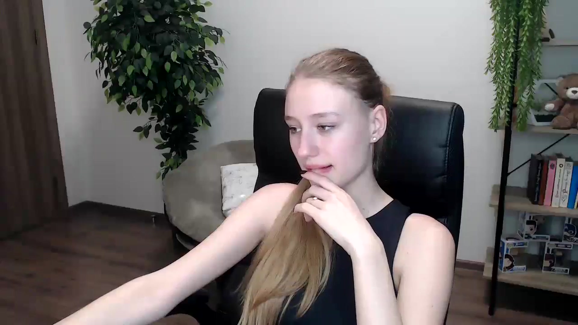 Gallery image thumbnail from HaleyVixen's myfreecams stream on, 11/16/2024, 14:05 image 6 of 20