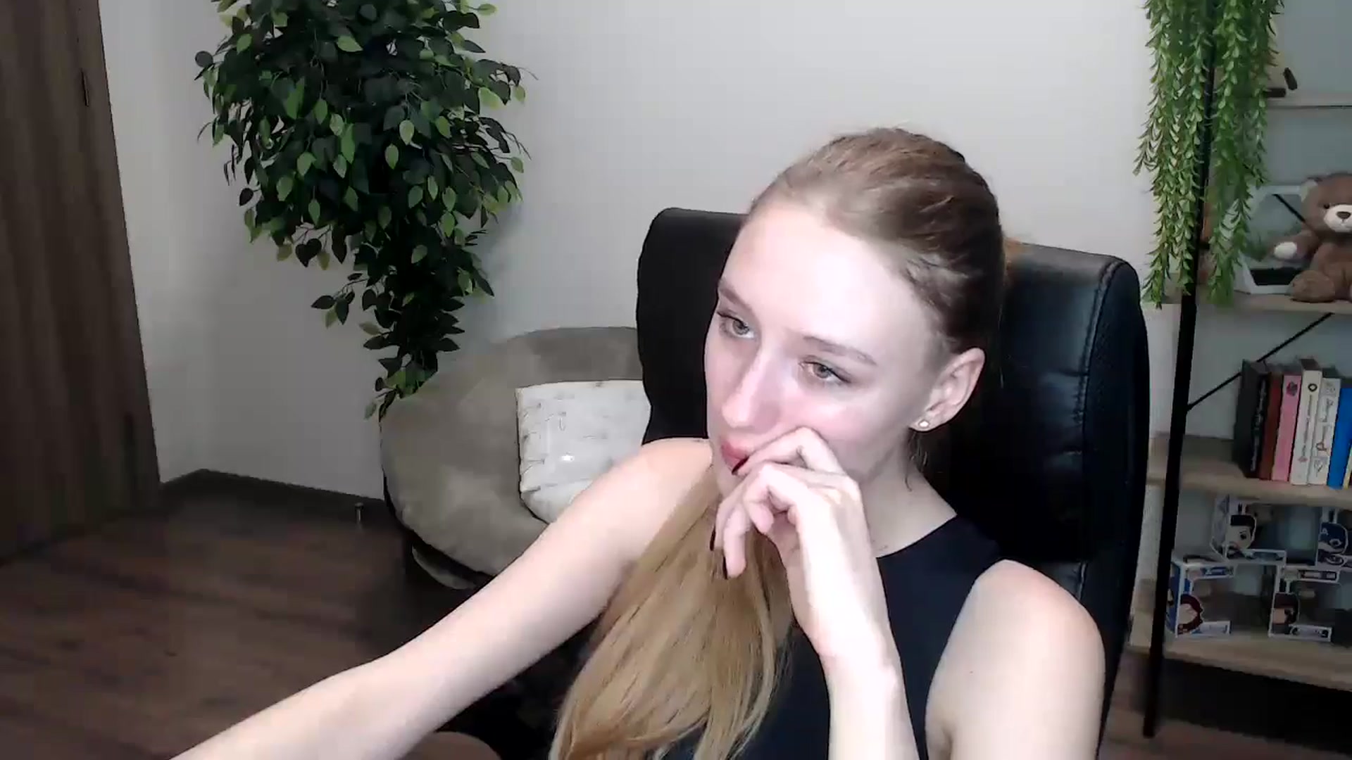 Gallery image thumbnail from HaleyVixen's myfreecams stream on, 11/16/2024, 14:05 image 7 of 20
