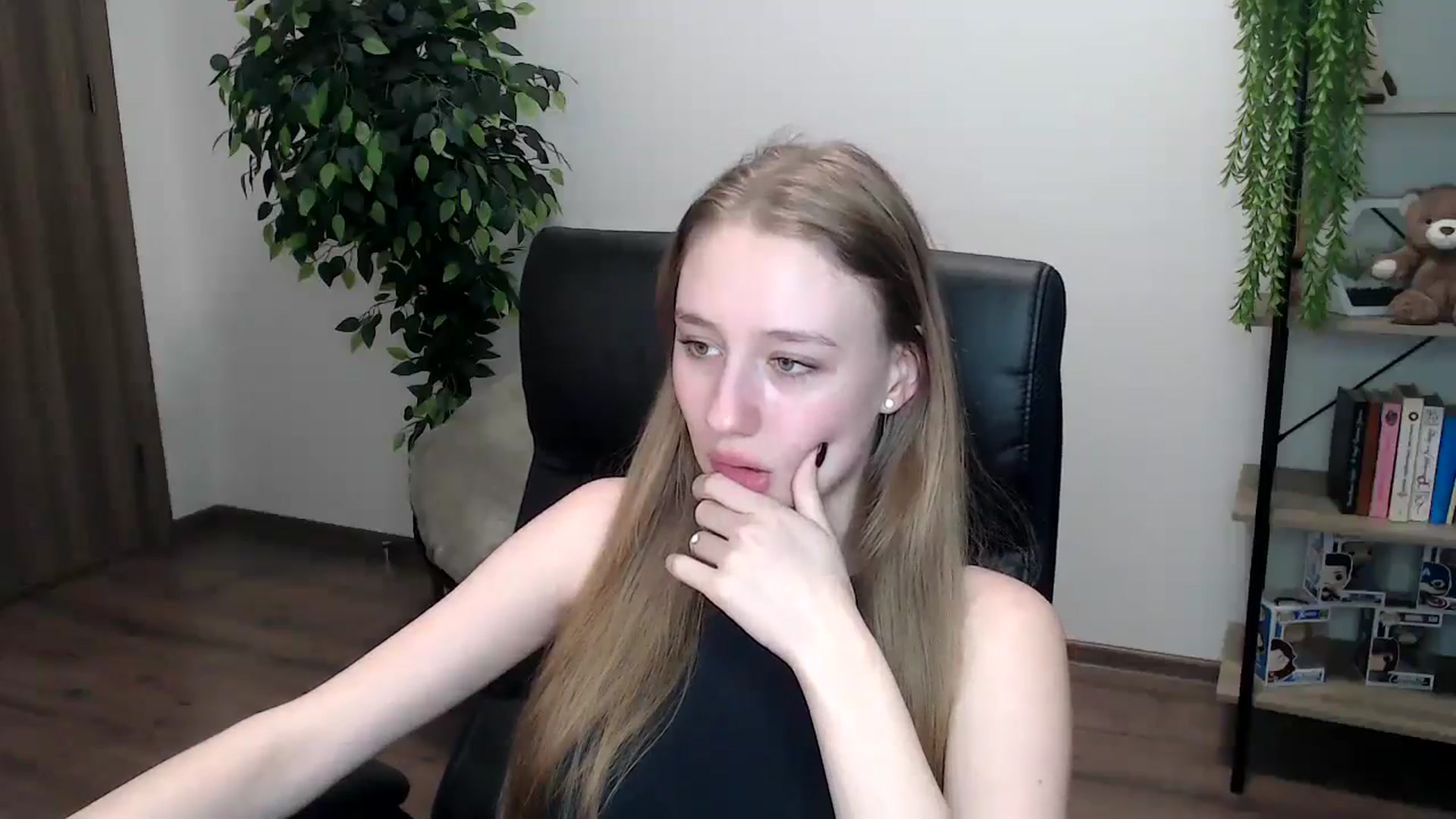 Gallery image thumbnail from HaleyVixen's myfreecams stream on, 11/16/2024, 14:49 image 3 of 20