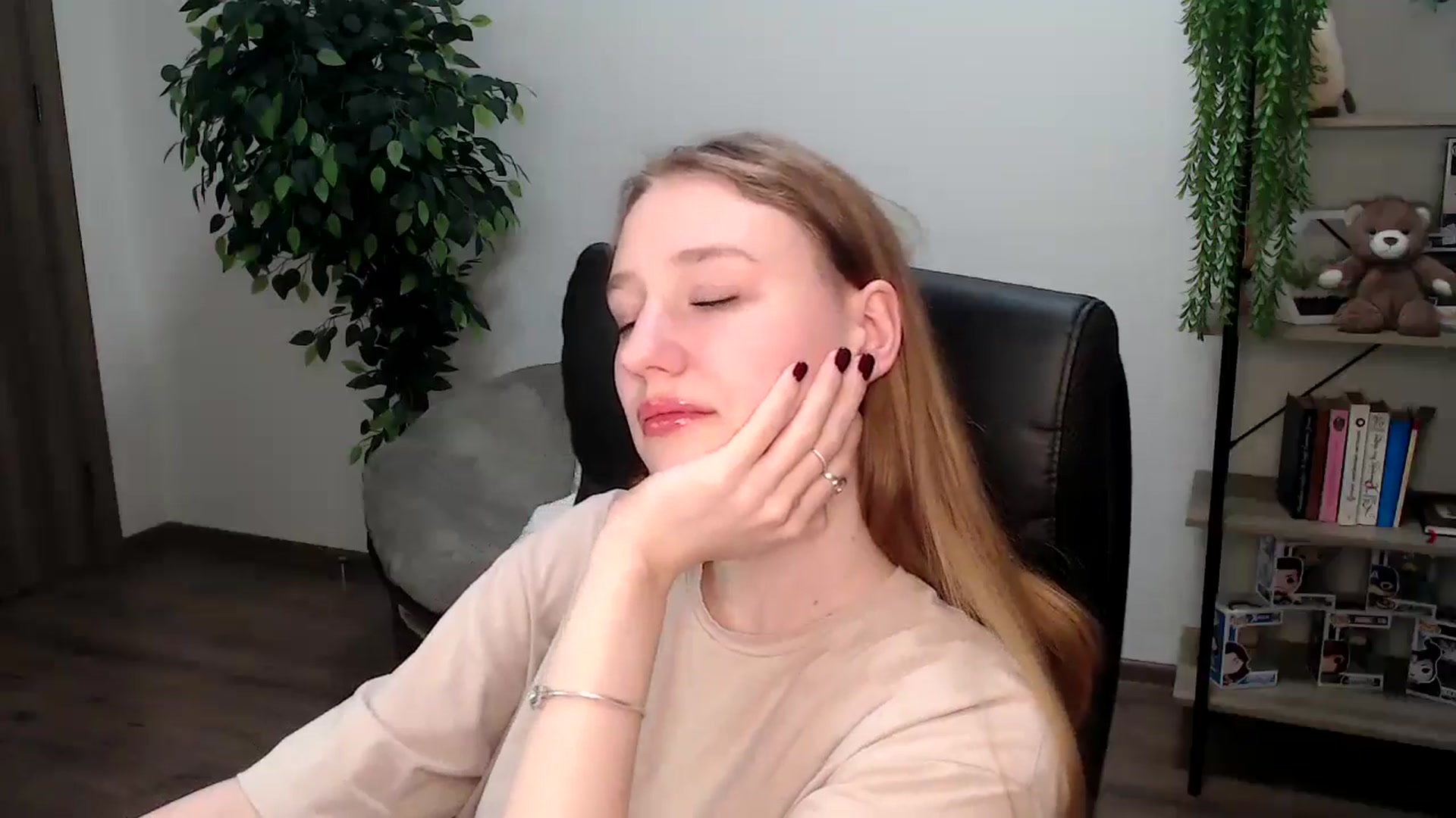 Gallery image thumbnail from HaleyVixen's myfreecams stream on, 11/17/2024, 13:04 image 10 of 20
