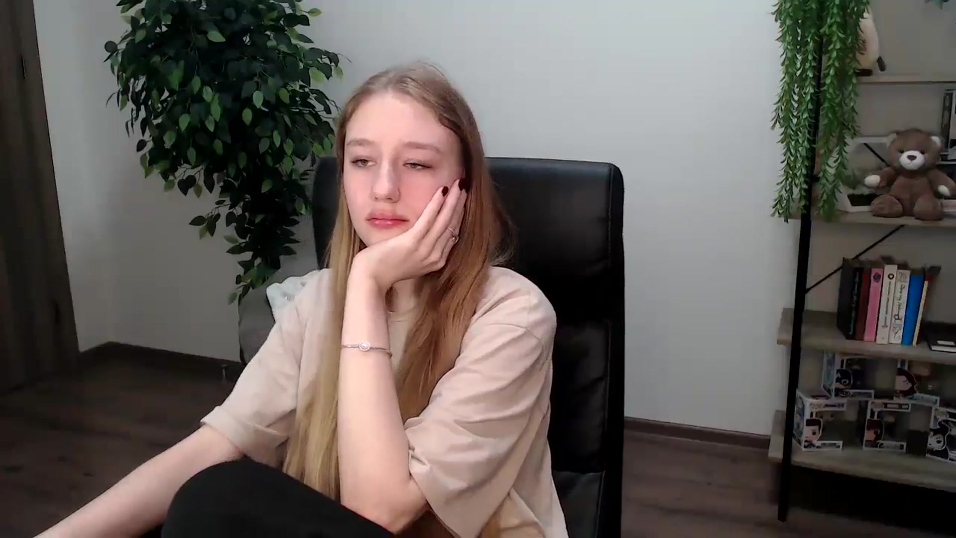 Gallery image thumbnail from HaleyVixen's myfreecams stream on, 11/18/2024, 14:49 image 14 of 20