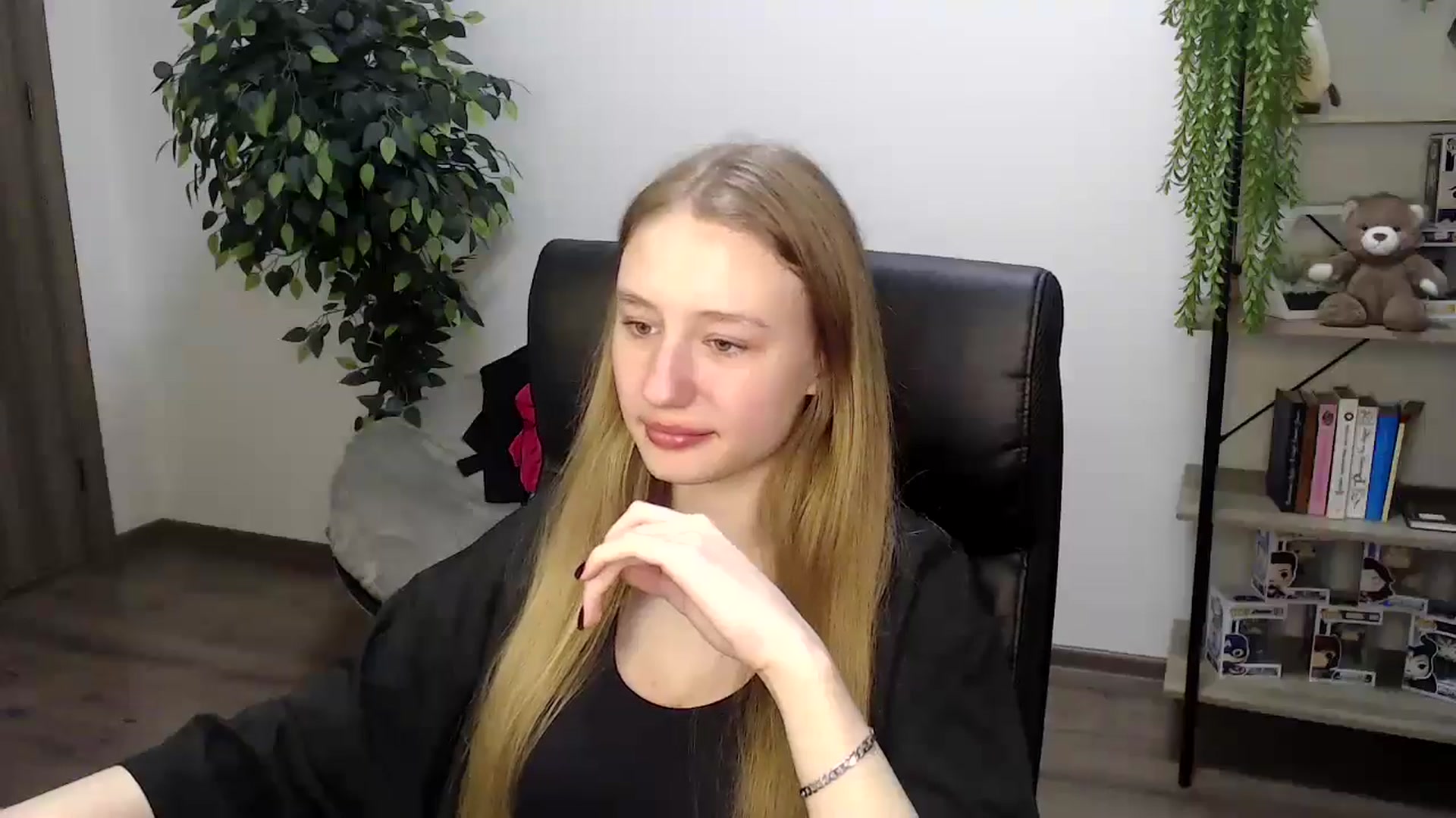 Gallery image thumbnail from HaleyVixen's myfreecams stream on, 11/20/2024, 14:50 image 7 of 20