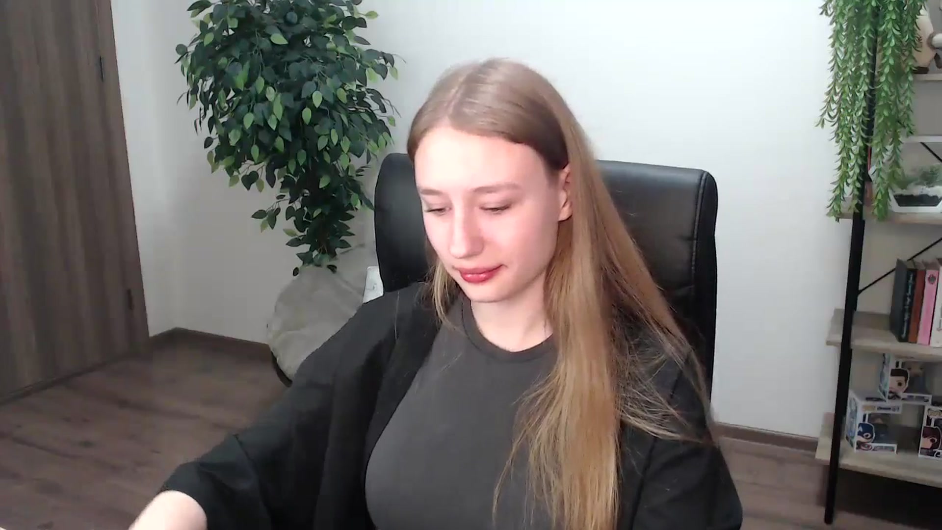 Gallery image thumbnail from HaleyVixen's myfreecams stream on, 11/23/2024, 10:13 image 18 of 20