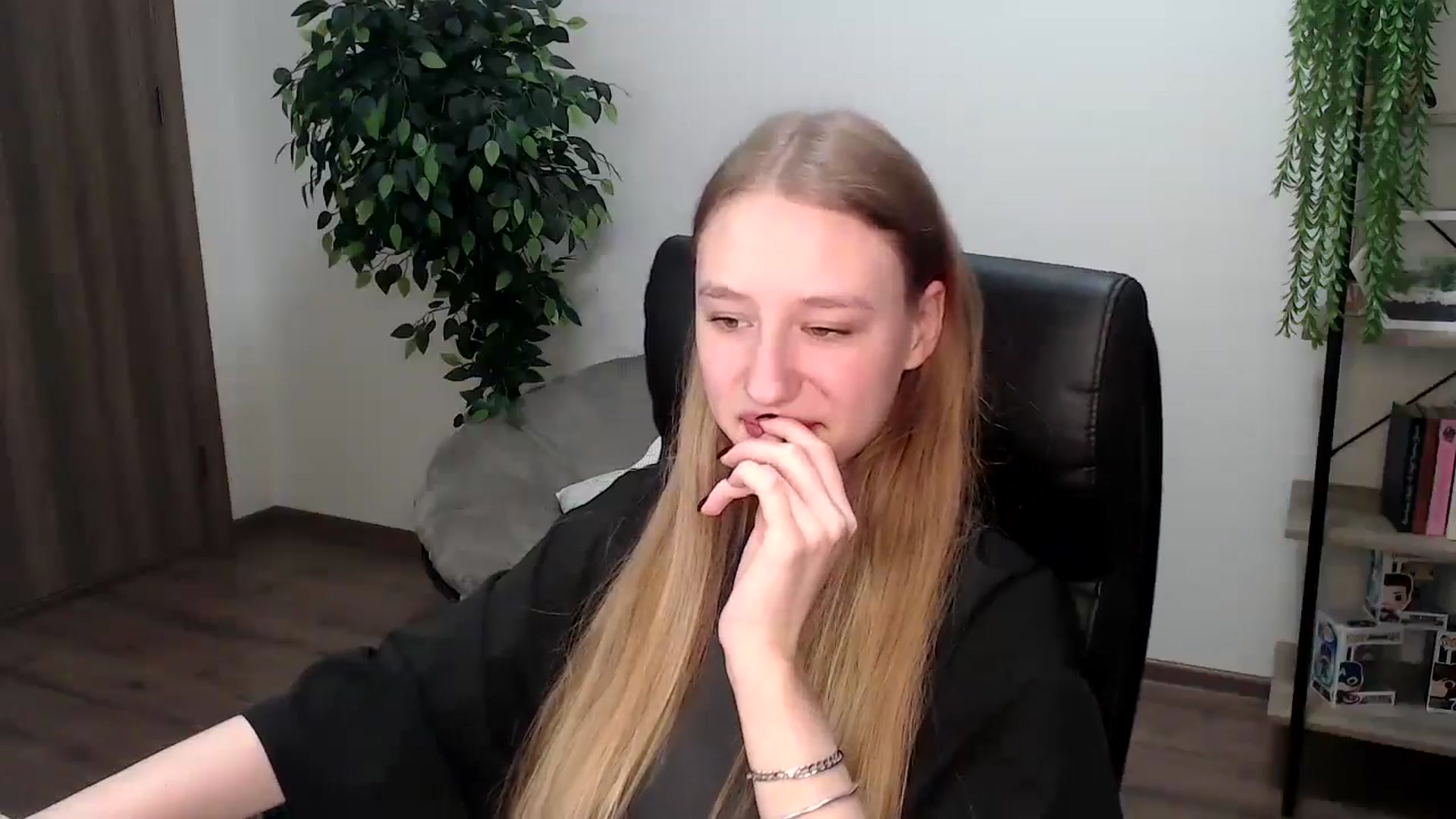 Gallery image thumbnail from HaleyVixen's myfreecams stream on, 11/23/2024, 14:16 image 14 of 20