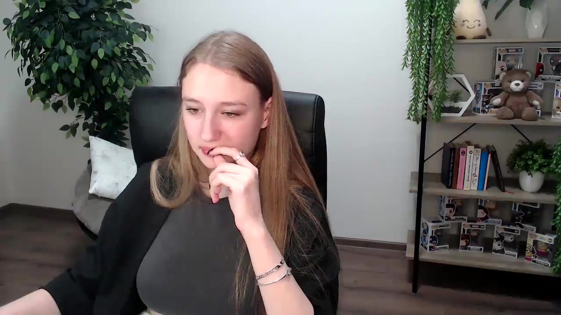 Gallery image thumbnail from HaleyVixen's myfreecams stream on, 11/24/2024, 13:44 image 17 of 20