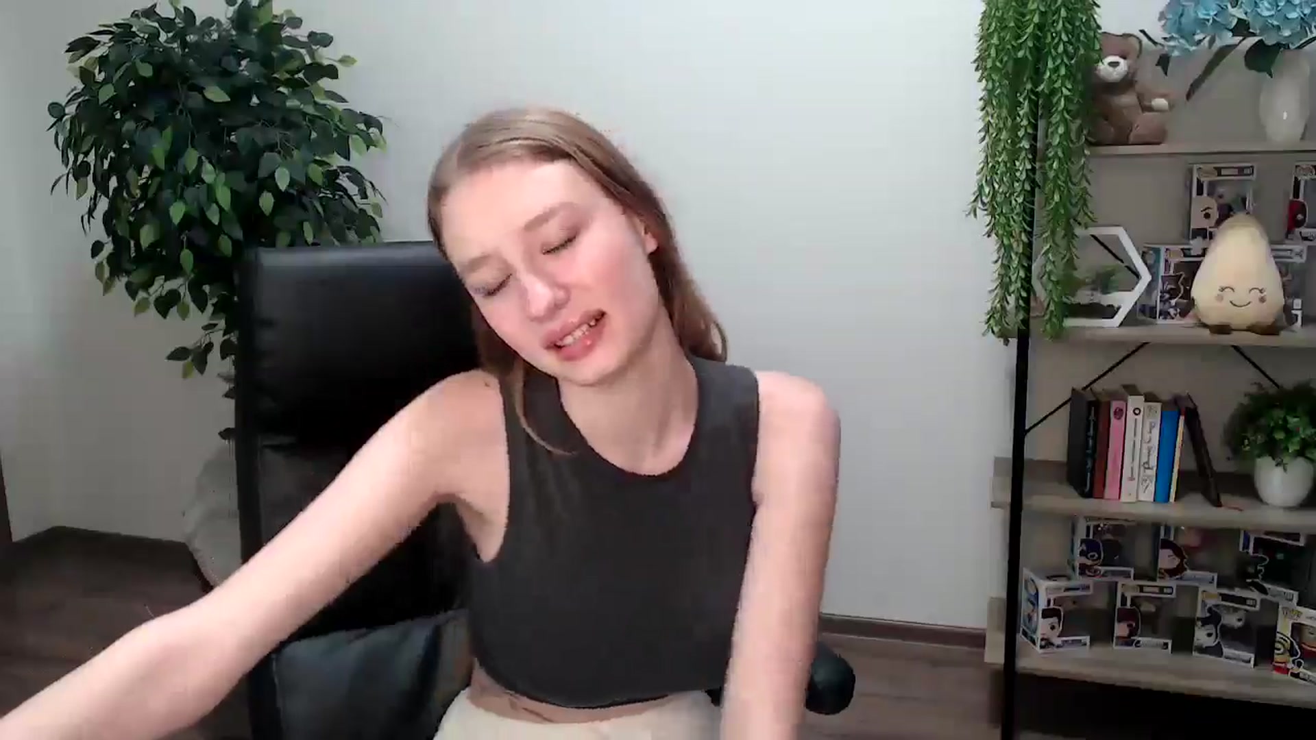 Gallery image thumbnail from HaleyVixen's myfreecams stream on, 11/25/2024, 13:44 image 12 of 20