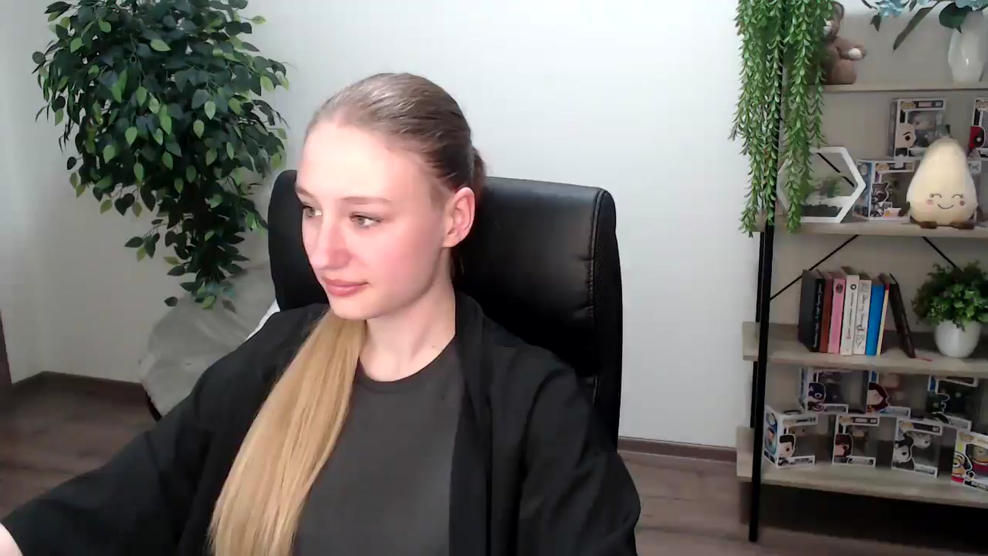 Gallery image thumbnail from HaleyVixen's myfreecams stream on, 11/25/2024, 14:33 image 14 of 20