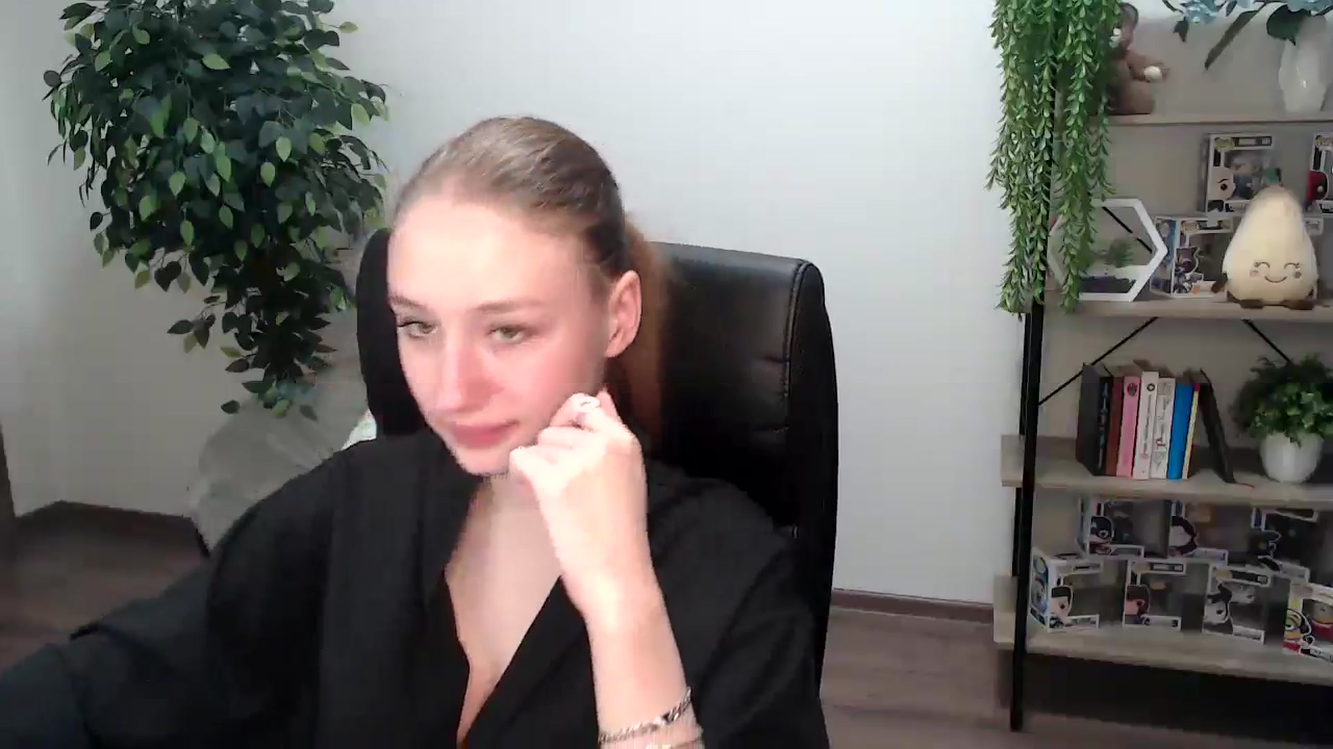Gallery image thumbnail from HaleyVixen's myfreecams stream on, 11/25/2024, 15:00 image 5 of 20