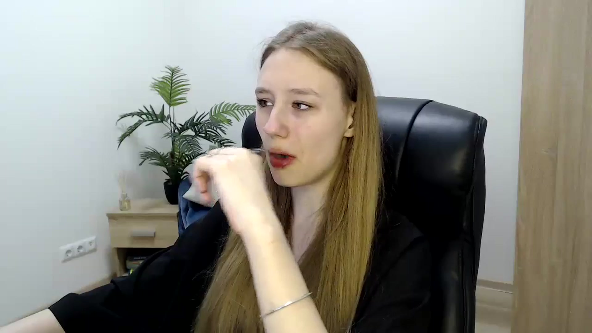 Gallery image thumbnail from HaleyVixen's myfreecams stream on, 12/09/2024, 09:20 image 3 of 20