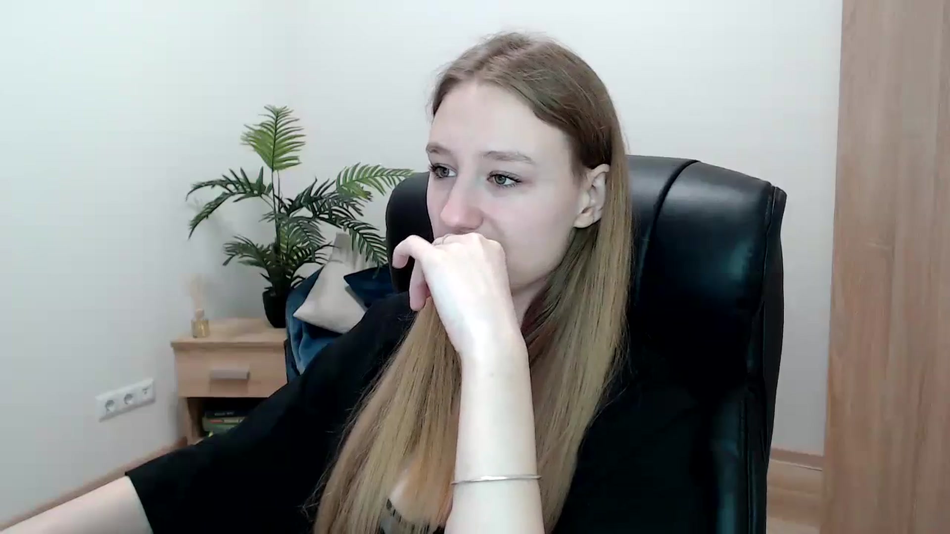 Gallery image thumbnail from HaleyVixen's myfreecams stream on, 12/09/2024, 09:20 image 5 of 20