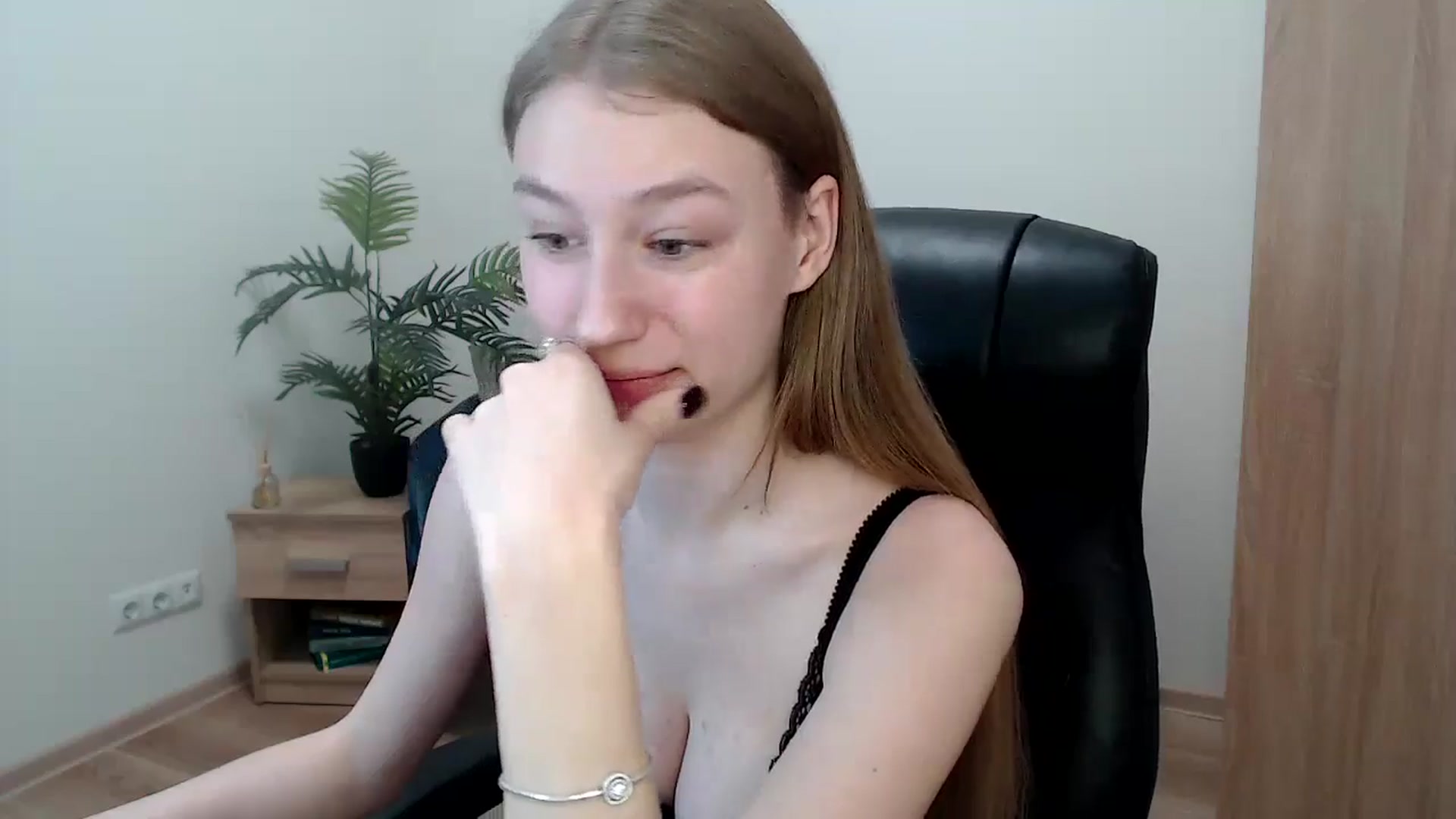Gallery image thumbnail from HaleyVixen's myfreecams stream on, 12/10/2024, 11:21 image 8 of 20