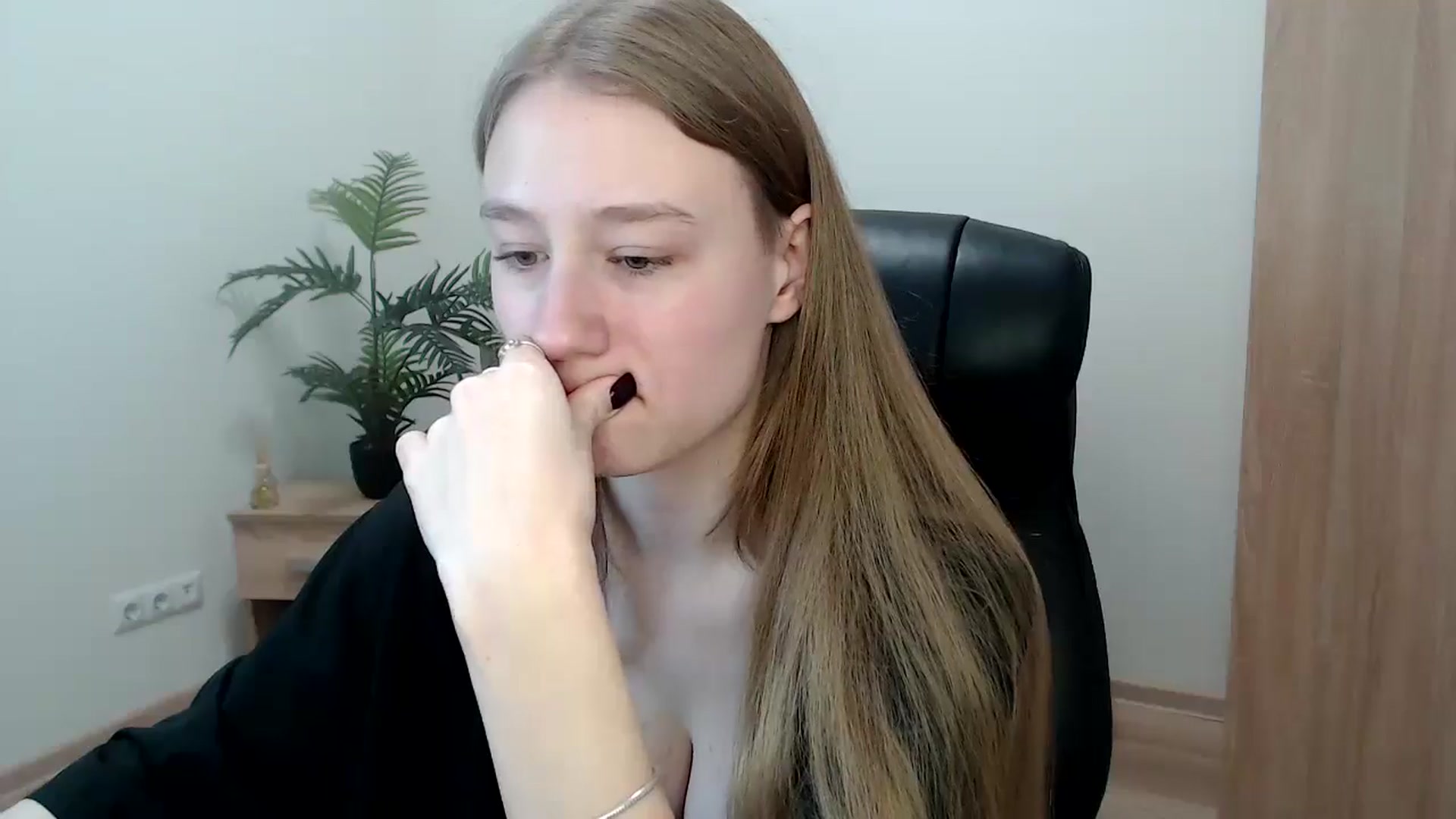 Gallery image thumbnail from HaleyVixen's myfreecams stream on, 12/10/2024, 12:57 image 9 of 20