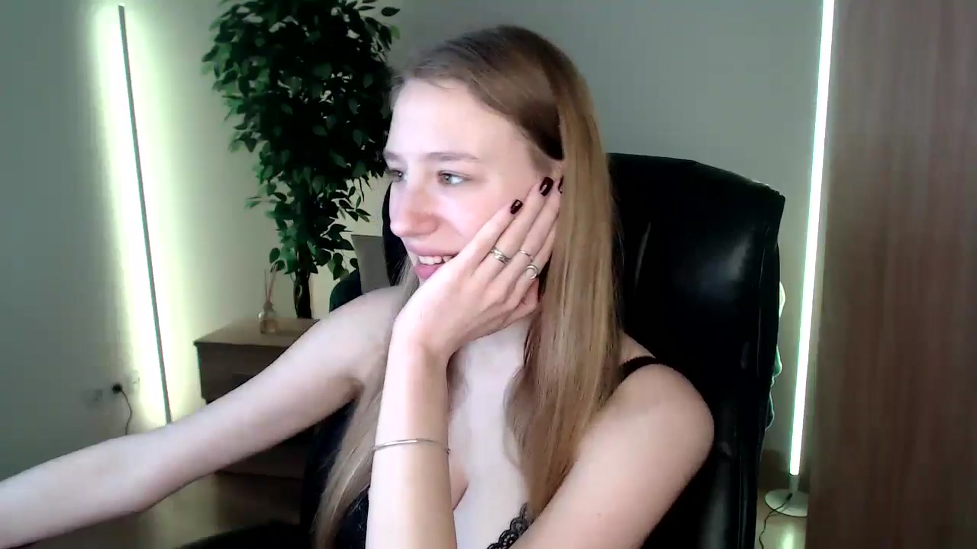 Gallery image thumbnail from HaleyVixen's myfreecams stream on, 12/11/2024, 13:35 image 14 of 20