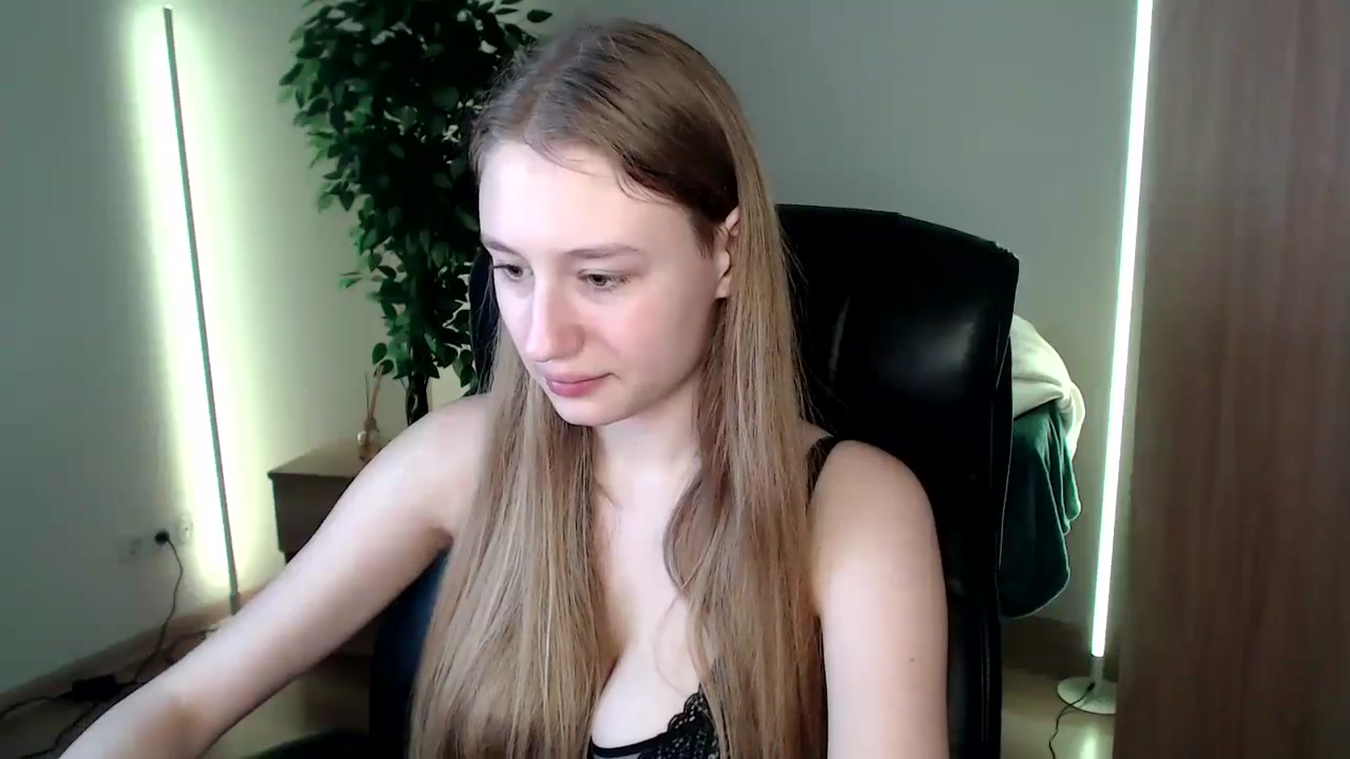 Gallery image thumbnail from HaleyVixen's myfreecams stream on, 12/11/2024, 13:35 image 8 of 20