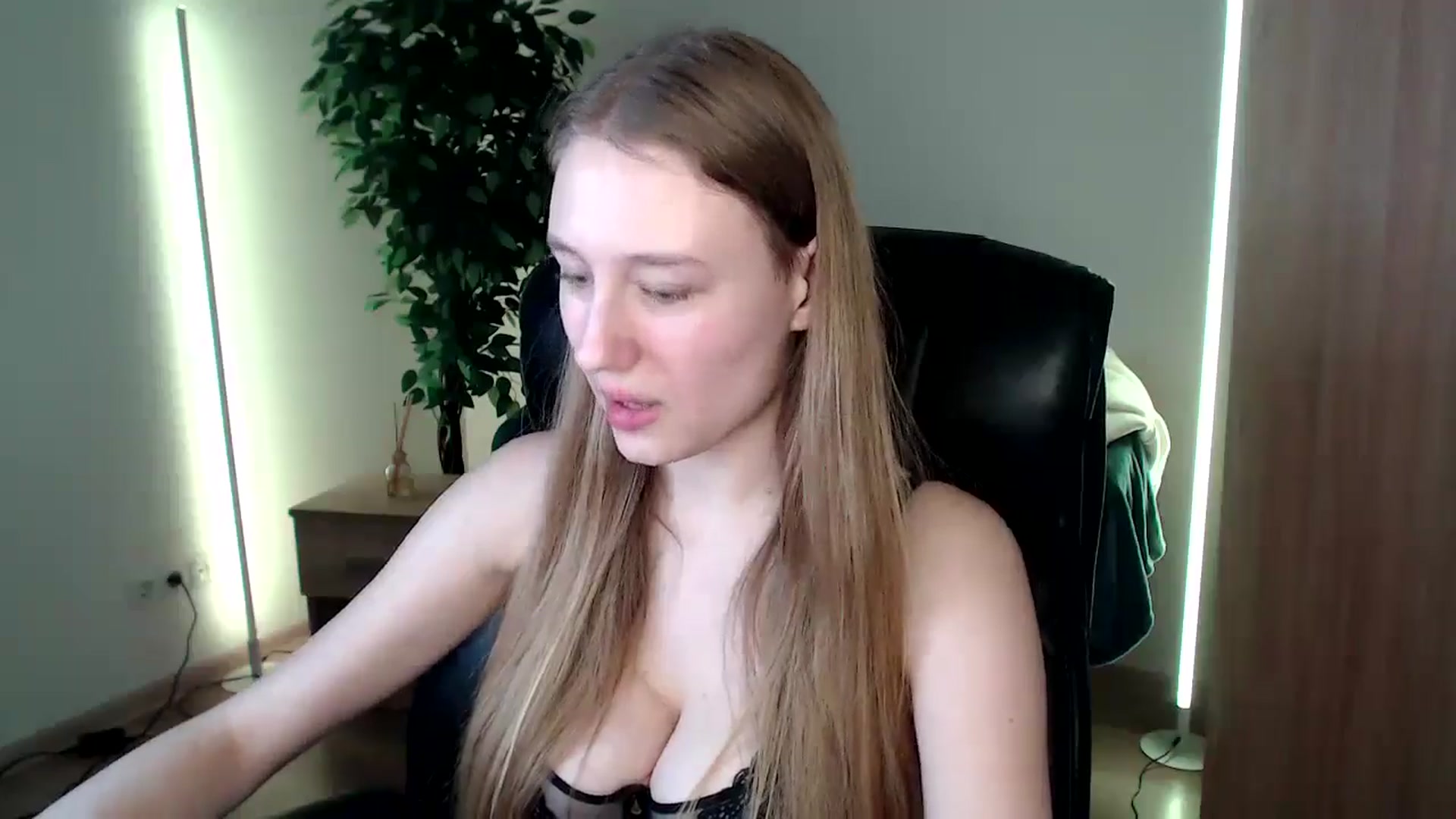 Gallery image thumbnail from HaleyVixen's myfreecams stream on, 12/11/2024, 13:35 image 13 of 20