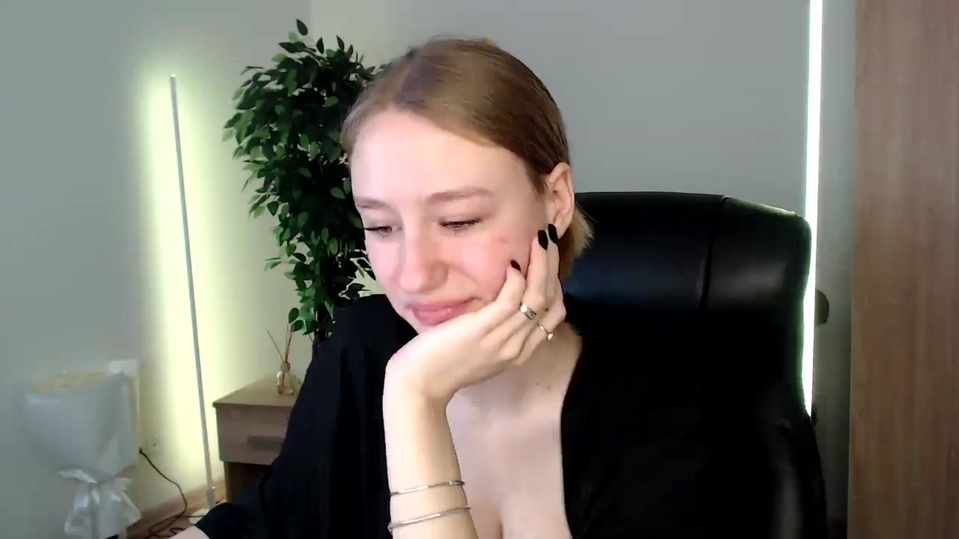 Gallery image thumbnail from HaleyVixen's myfreecams stream on, 12/14/2024, 11:12 image 6 of 20
