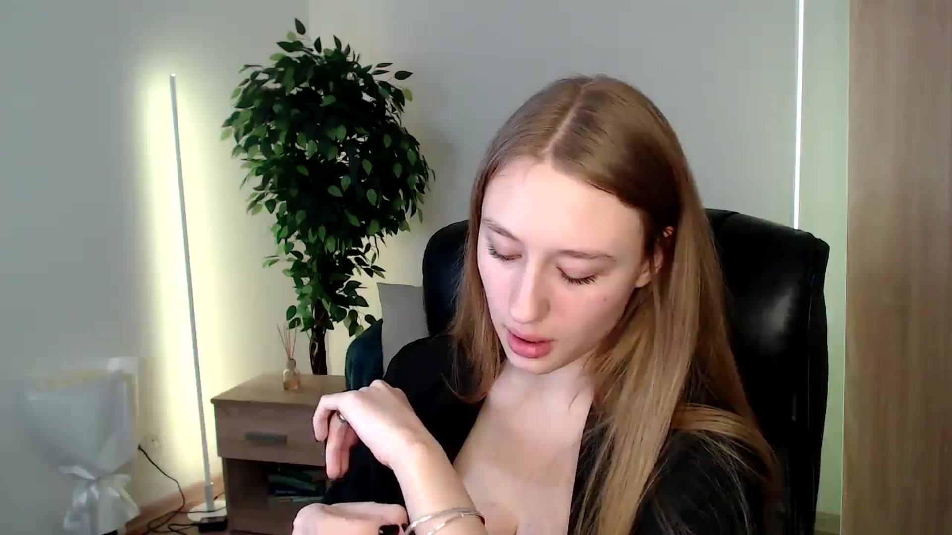Gallery image thumbnail from HaleyVixen's myfreecams stream on, 12/14/2024, 11:59 image 12 of 20