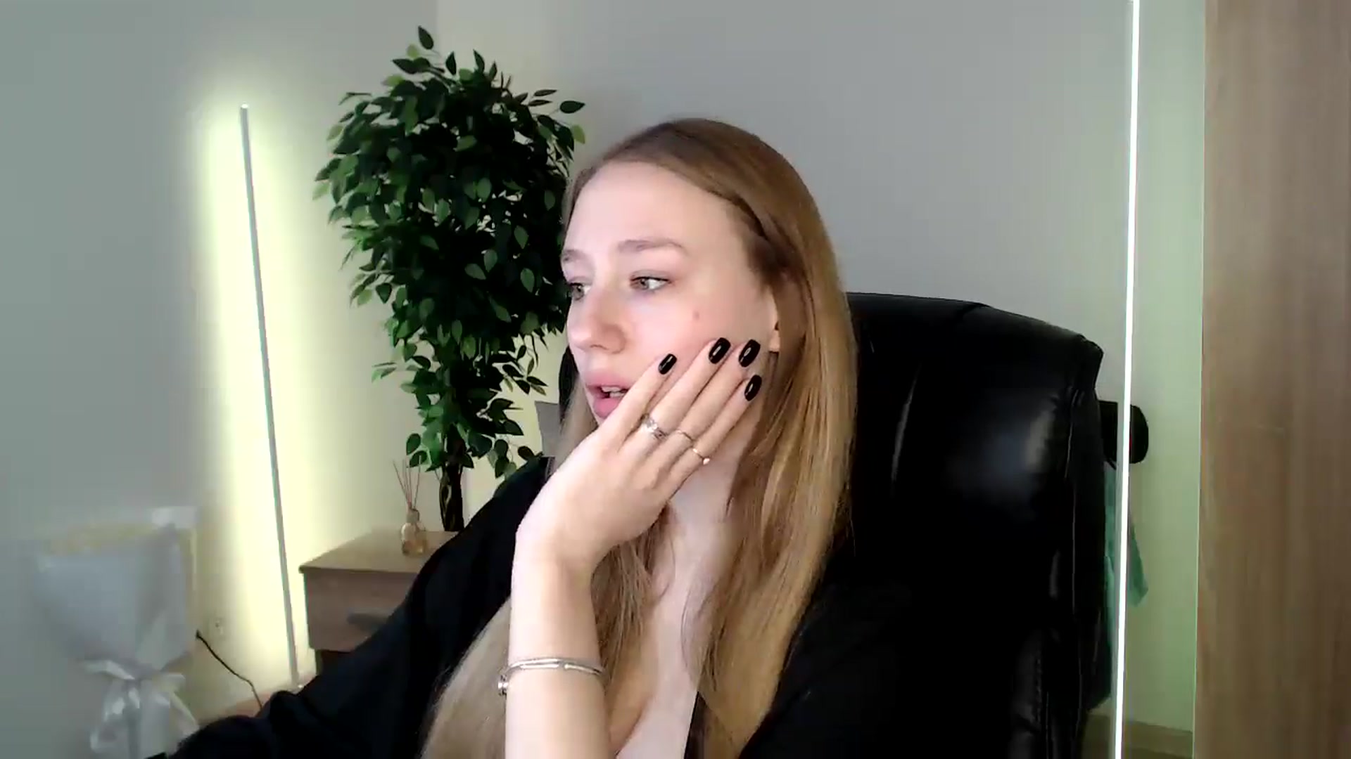 Gallery image thumbnail from HaleyVixen's myfreecams stream on, 12/14/2024, 11:59 image 4 of 20