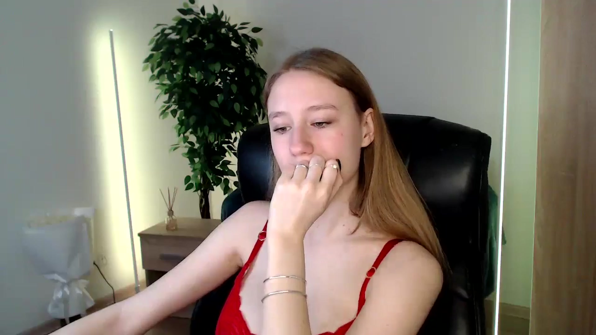 Gallery image thumbnail from HaleyVixen's myfreecams stream on, 12/15/2024, 09:39 image 17 of 20