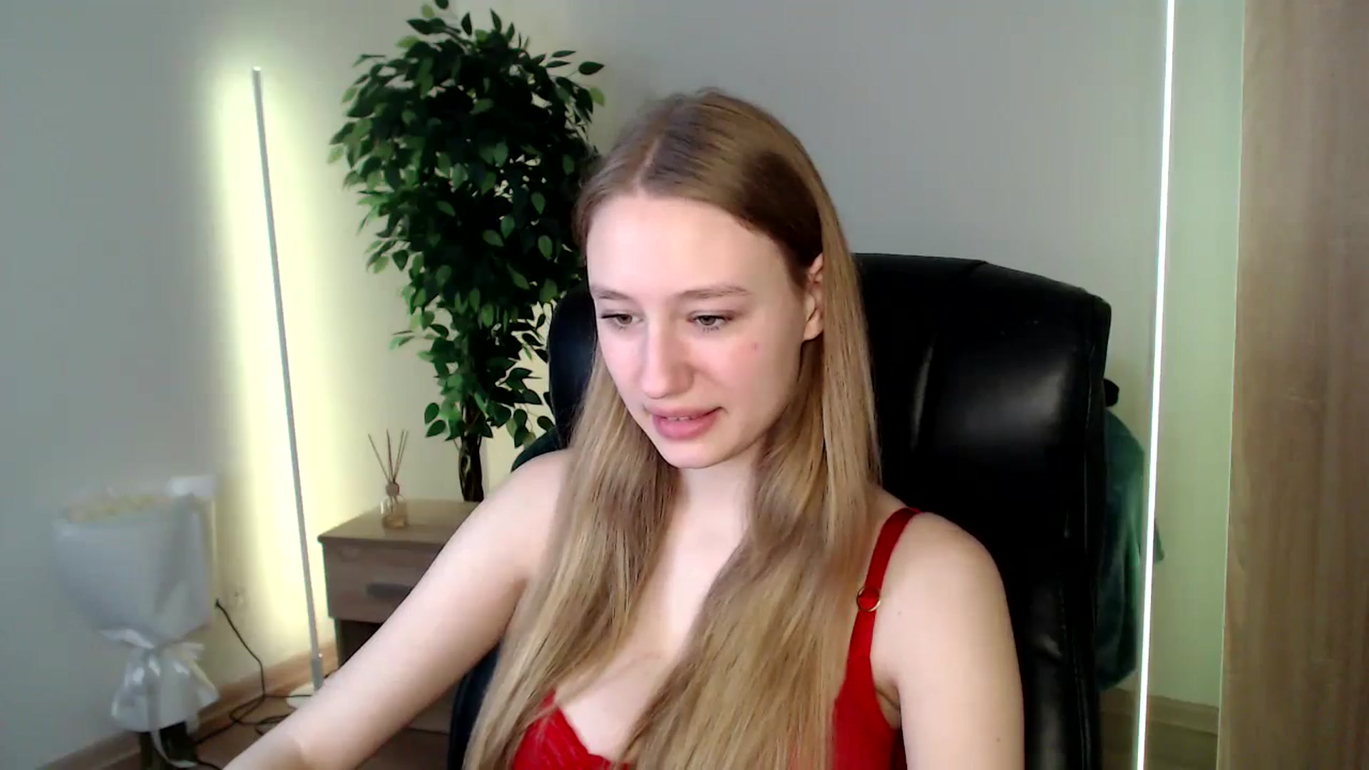 Gallery image thumbnail from HaleyVixen's myfreecams stream on, 12/15/2024, 09:39 image 5 of 20