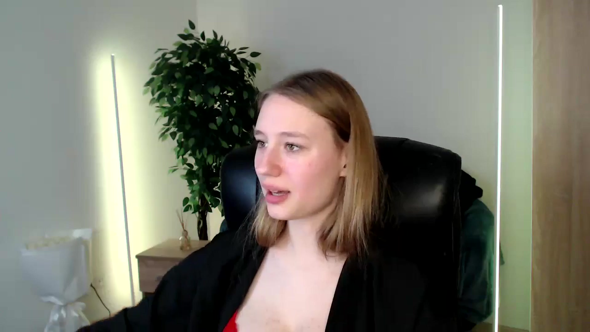 Gallery image thumbnail from HaleyVixen's myfreecams stream on, 12/15/2024, 11:16 image 19 of 20