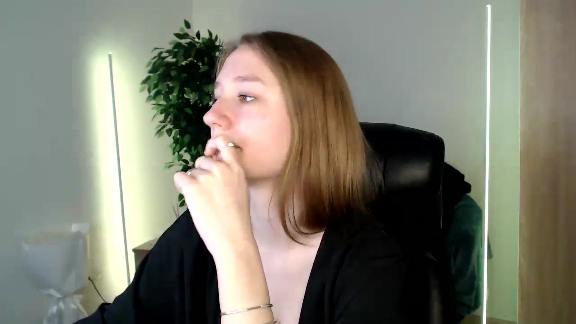 Gallery image thumbnail from HaleyVixen's myfreecams stream on, 12/15/2024, 11:16 image 9 of 20