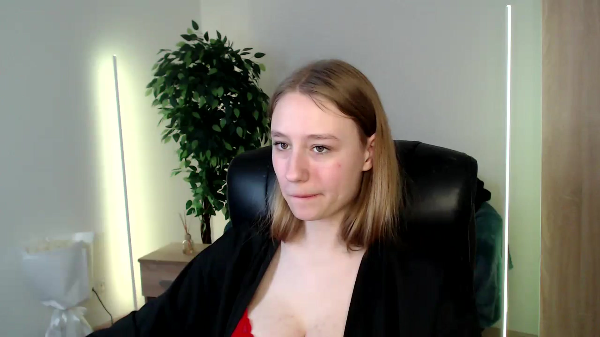 Gallery image thumbnail from HaleyVixen's myfreecams stream on, 12/15/2024, 11:16 image 16 of 20